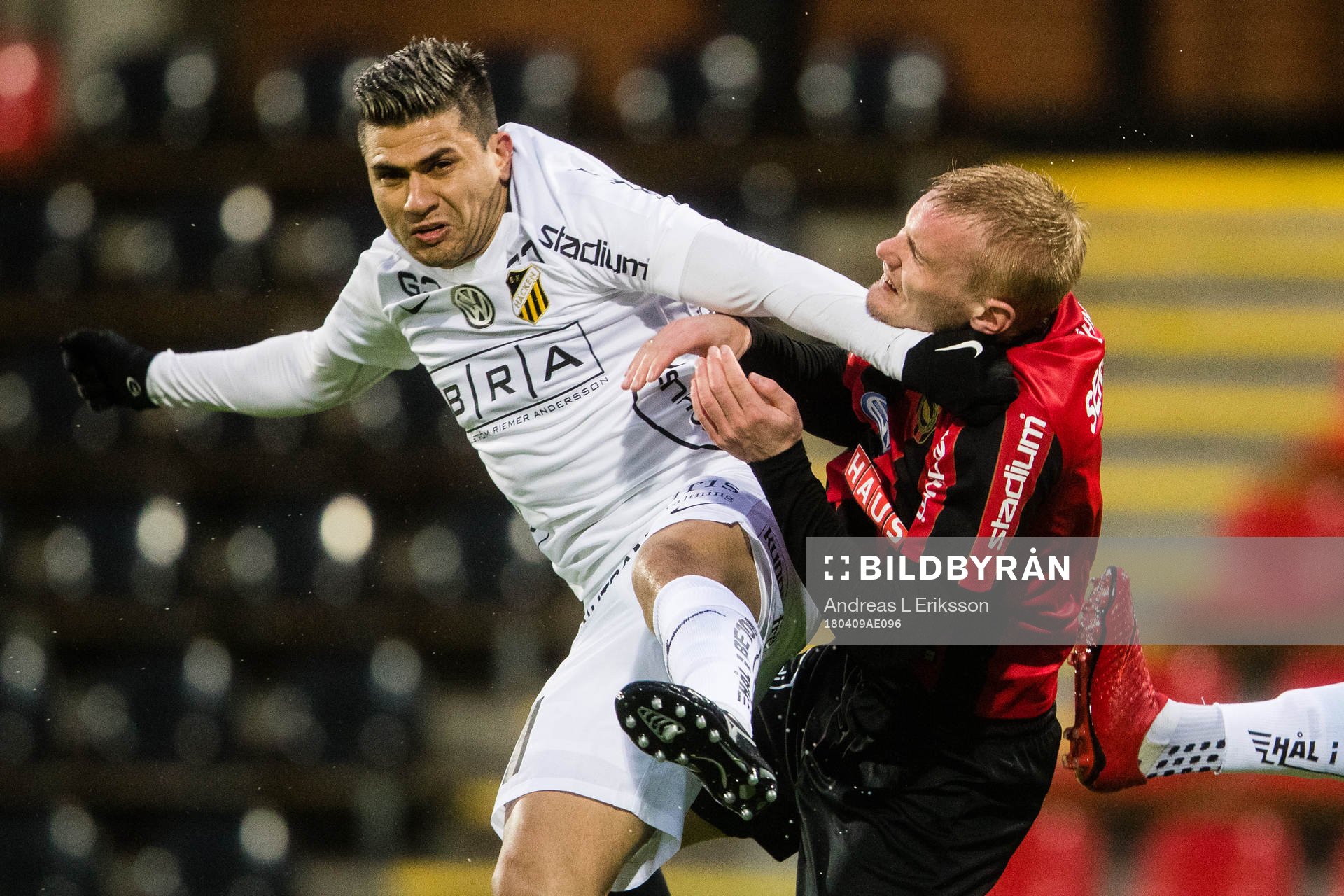 Häckens Paulinho i en närkamp med Brommapojkarnas Ludvig