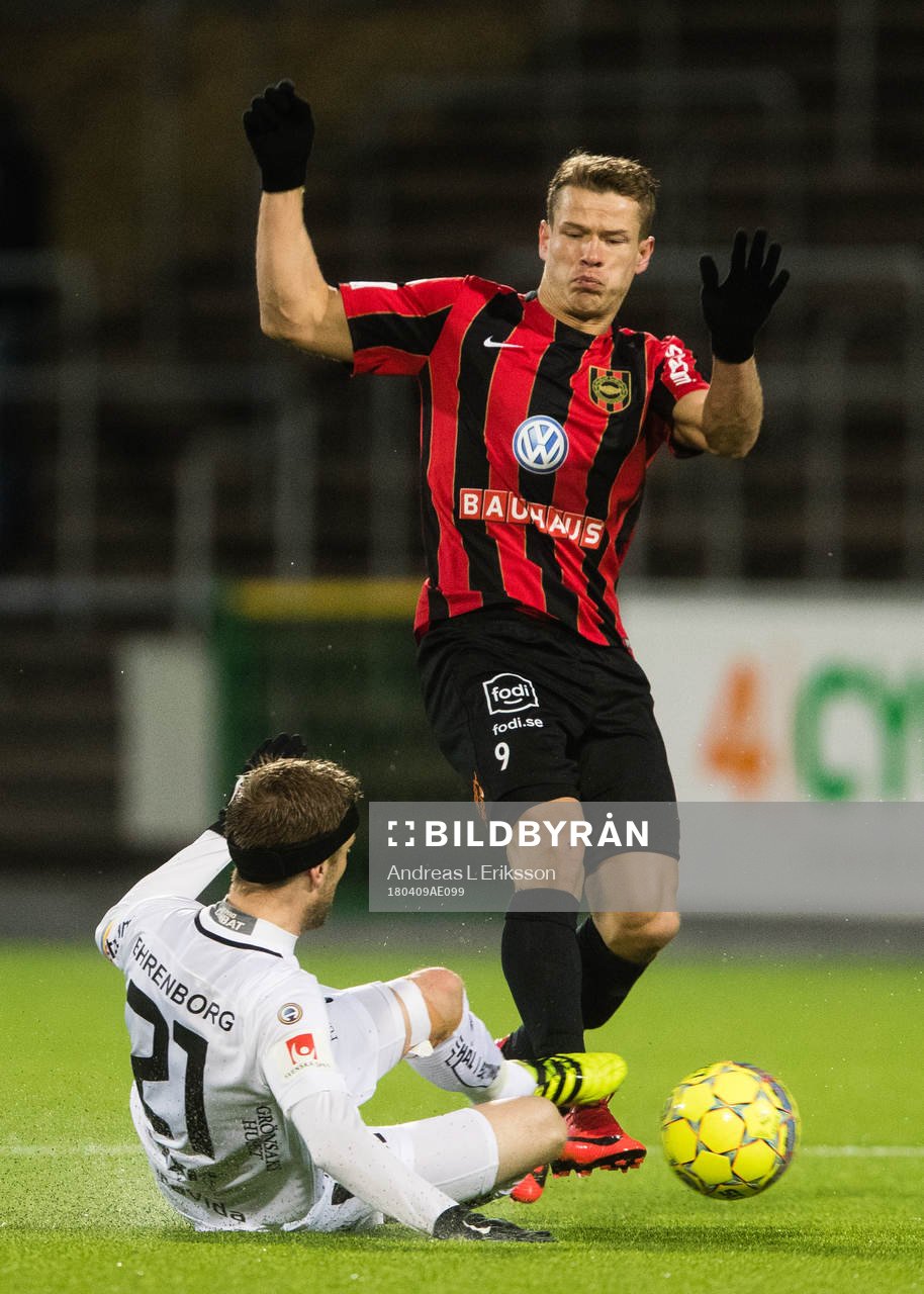 Häckens Rasmus Lindgren i kamp om bollen med Brommapojkarnas Bajram Ajeti under fotbollsmatchen i Allsvenskan mellan Brommapojkarna och Häcken den 9 april 2018 i Stockholm.