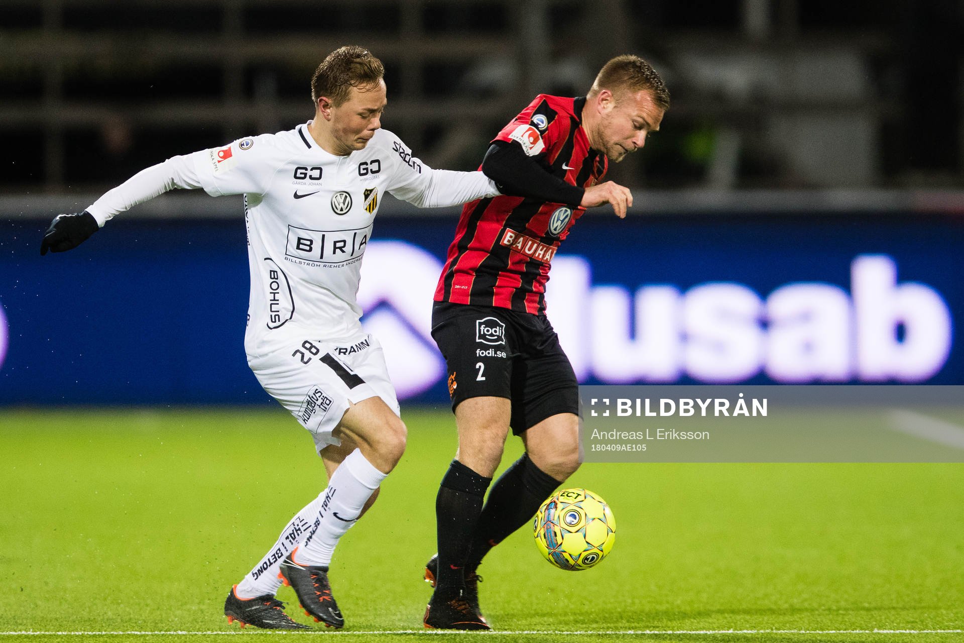 Häckens Adam Andersson i kamp om bollen med
