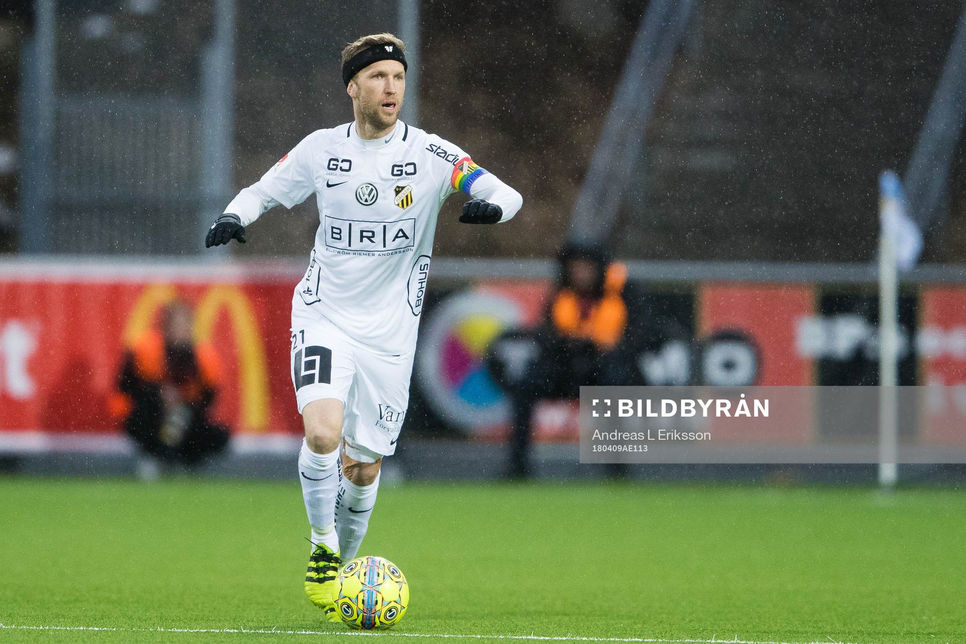 Häckens Rasmus Lindgren med bollen