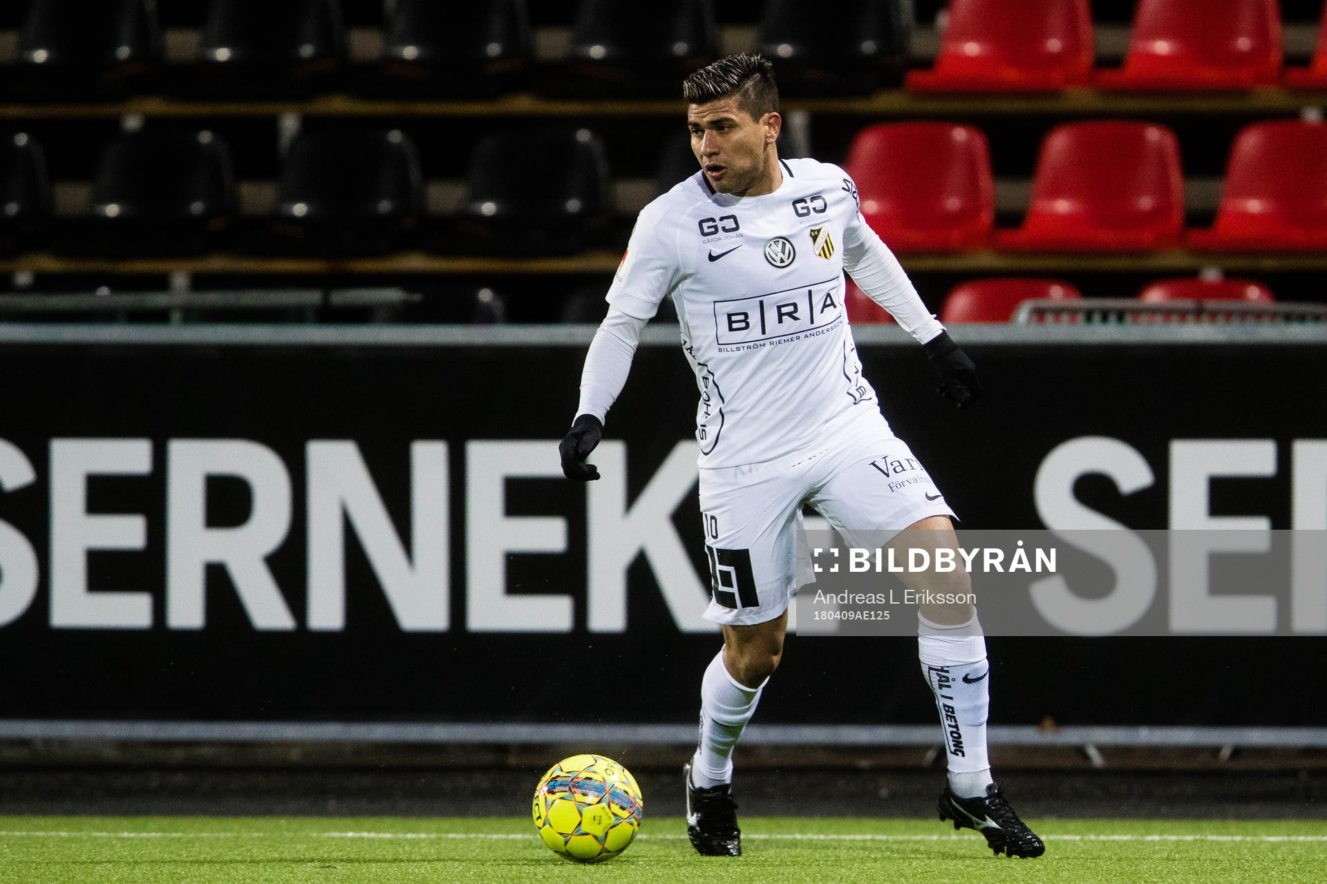 Häckens Paulinho med bollen