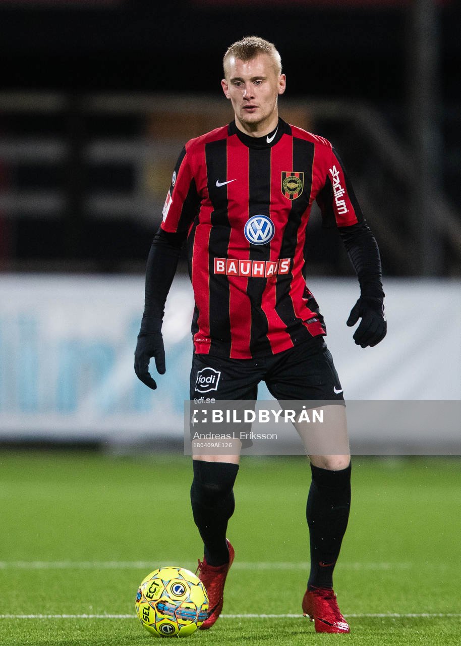 Brommapojkarnas Ludvig Öhman Silwerfeldt med bollen