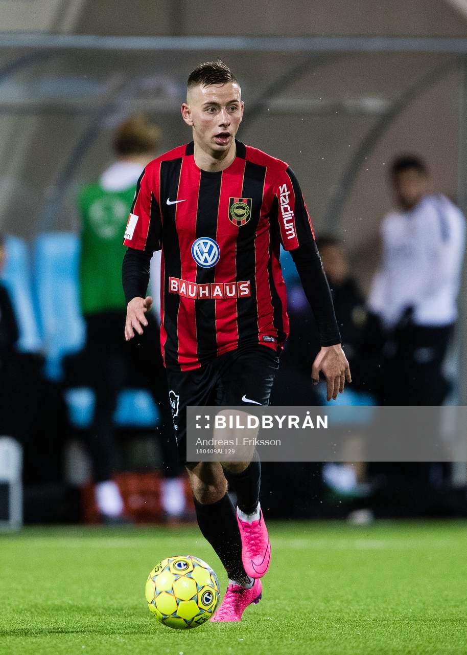 Brommapojkarnas Petar Petrovic med bollen