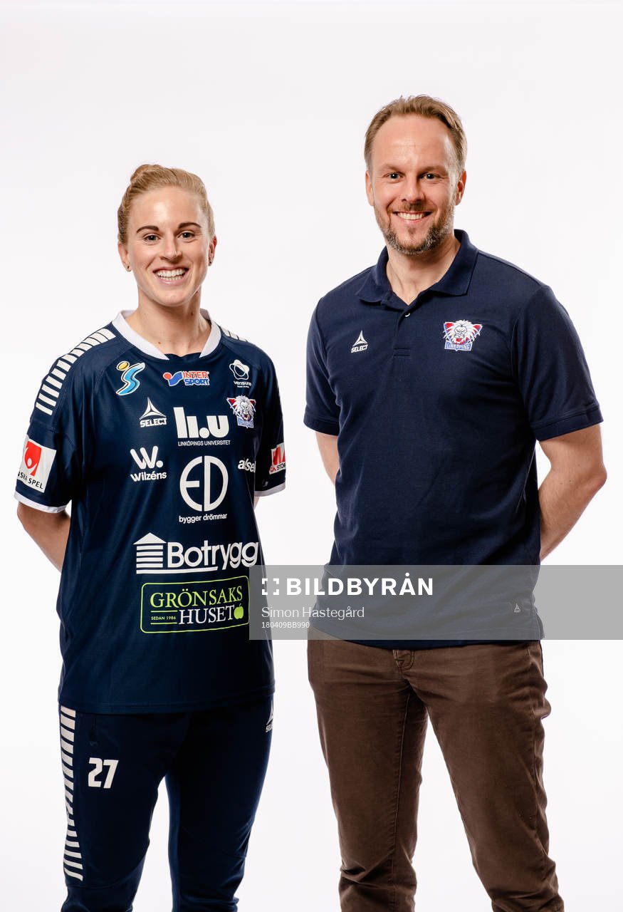 Natasha Dowie och Marcus Walfridson, Tränare Linköping poserar för porträtt under upptaktsträffen för Damallsvenskan i fotboll den 9 april 2018 i Stockholm.