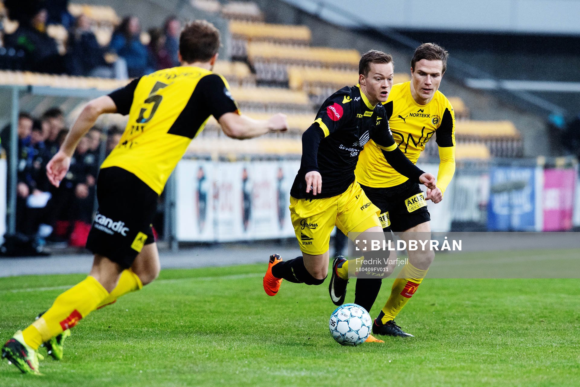 Simen Rafn of Lillestrøm and Aron Sigurdarson of Start and