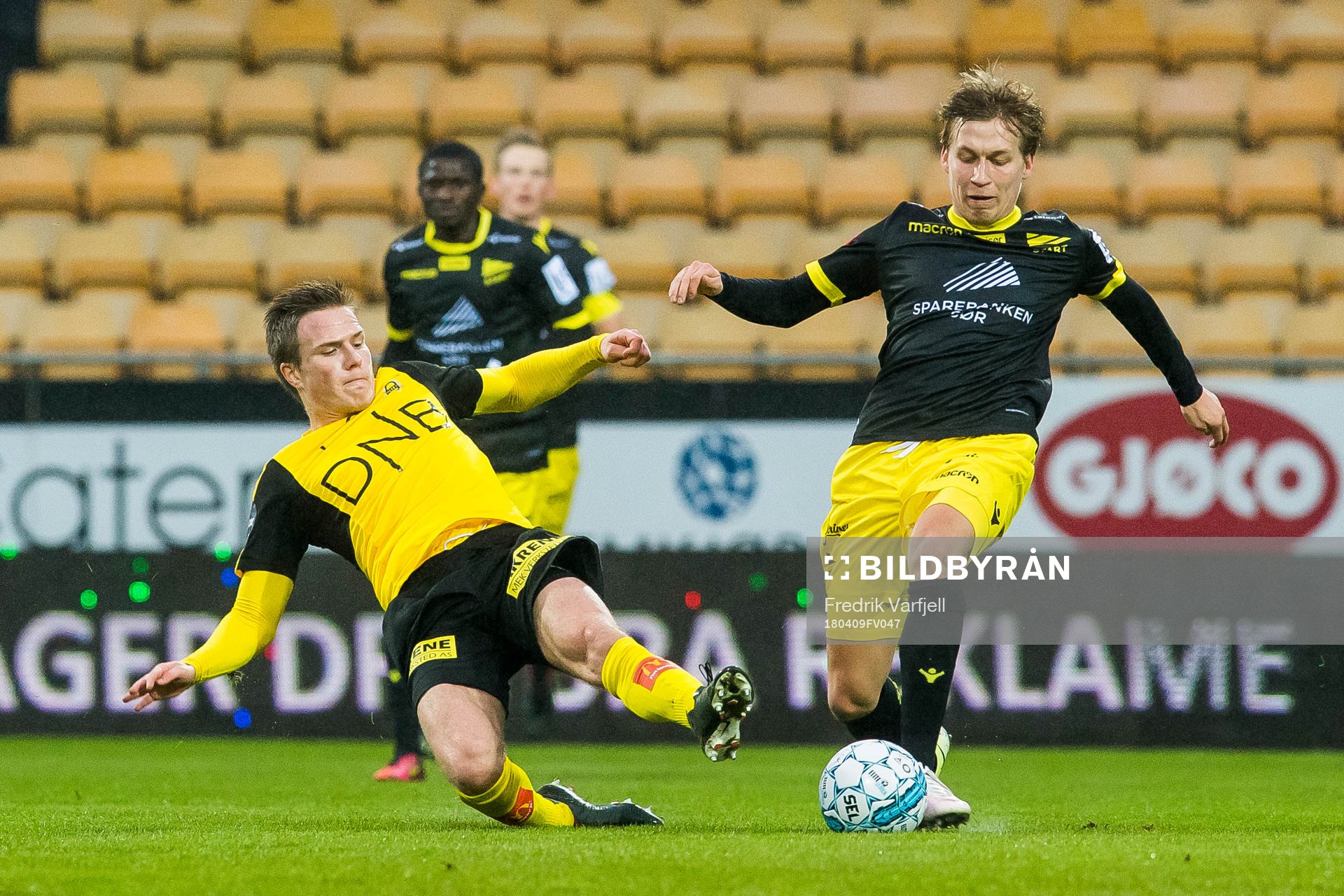 Simen Kind Mikalsen of Lillestrøm and Niklas Sandberg of
