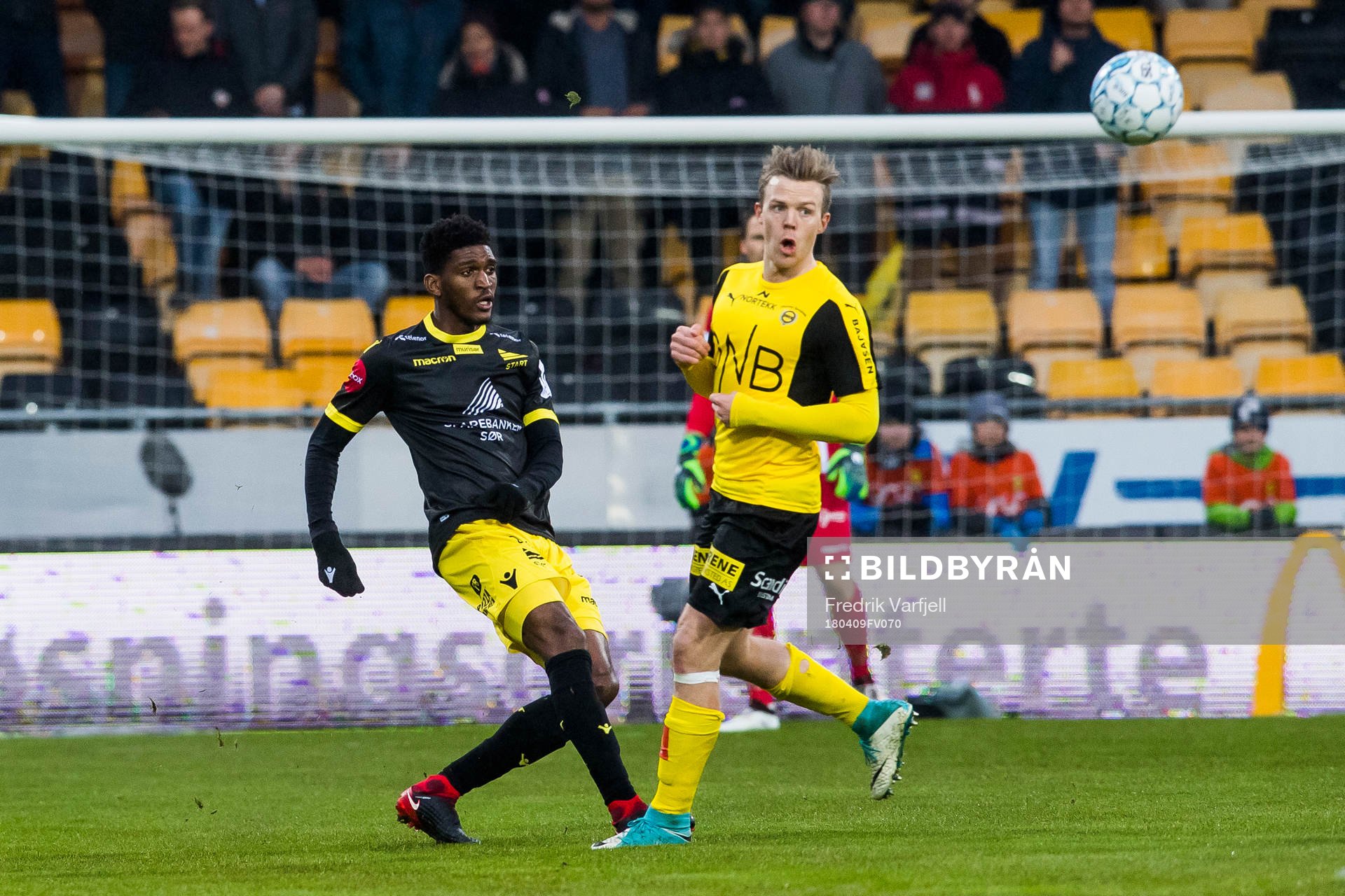 Damion Lowe of Start and Erling Knudtzon of Lillestrøm