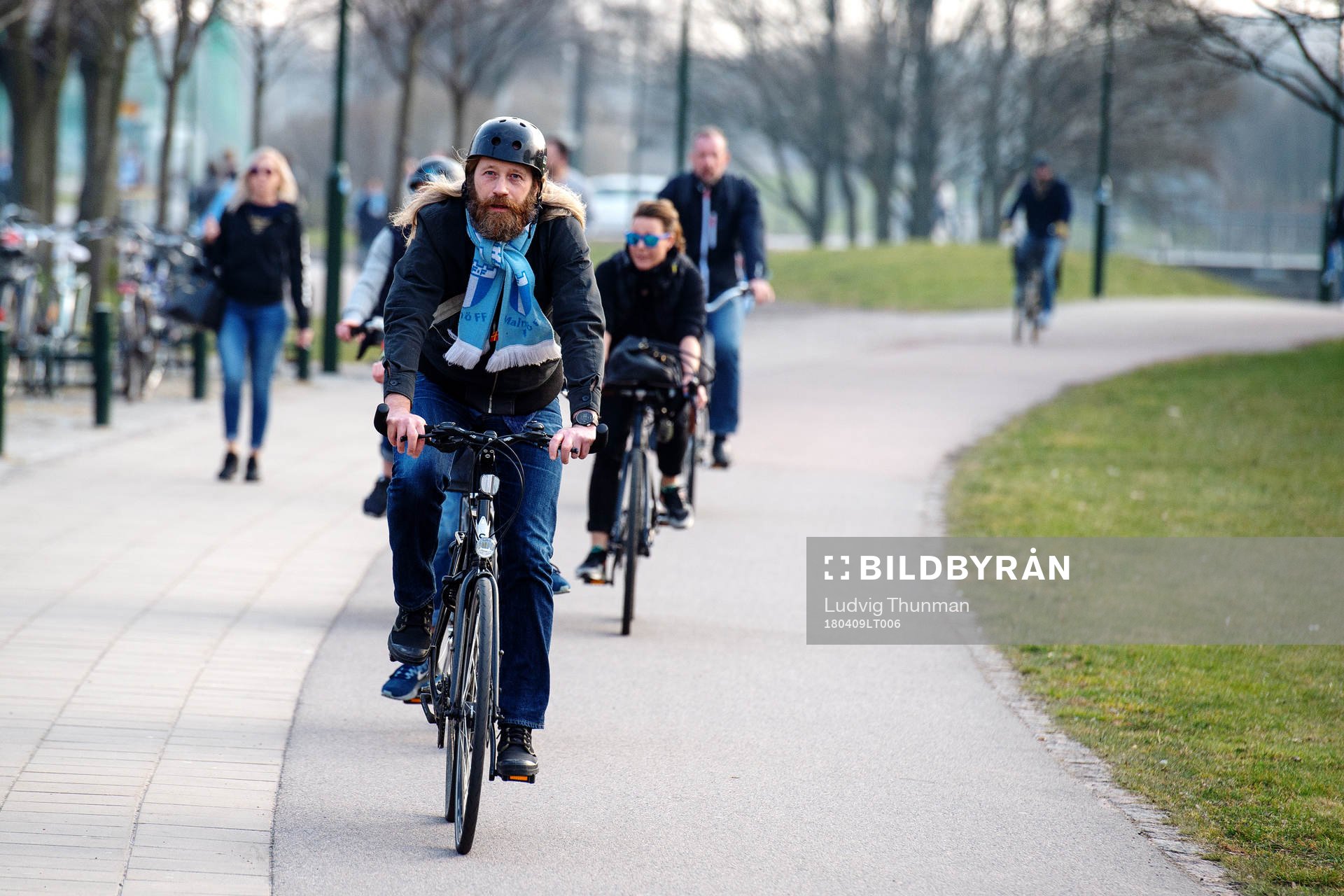 Malmö FF-supportrar cyklar till arenan