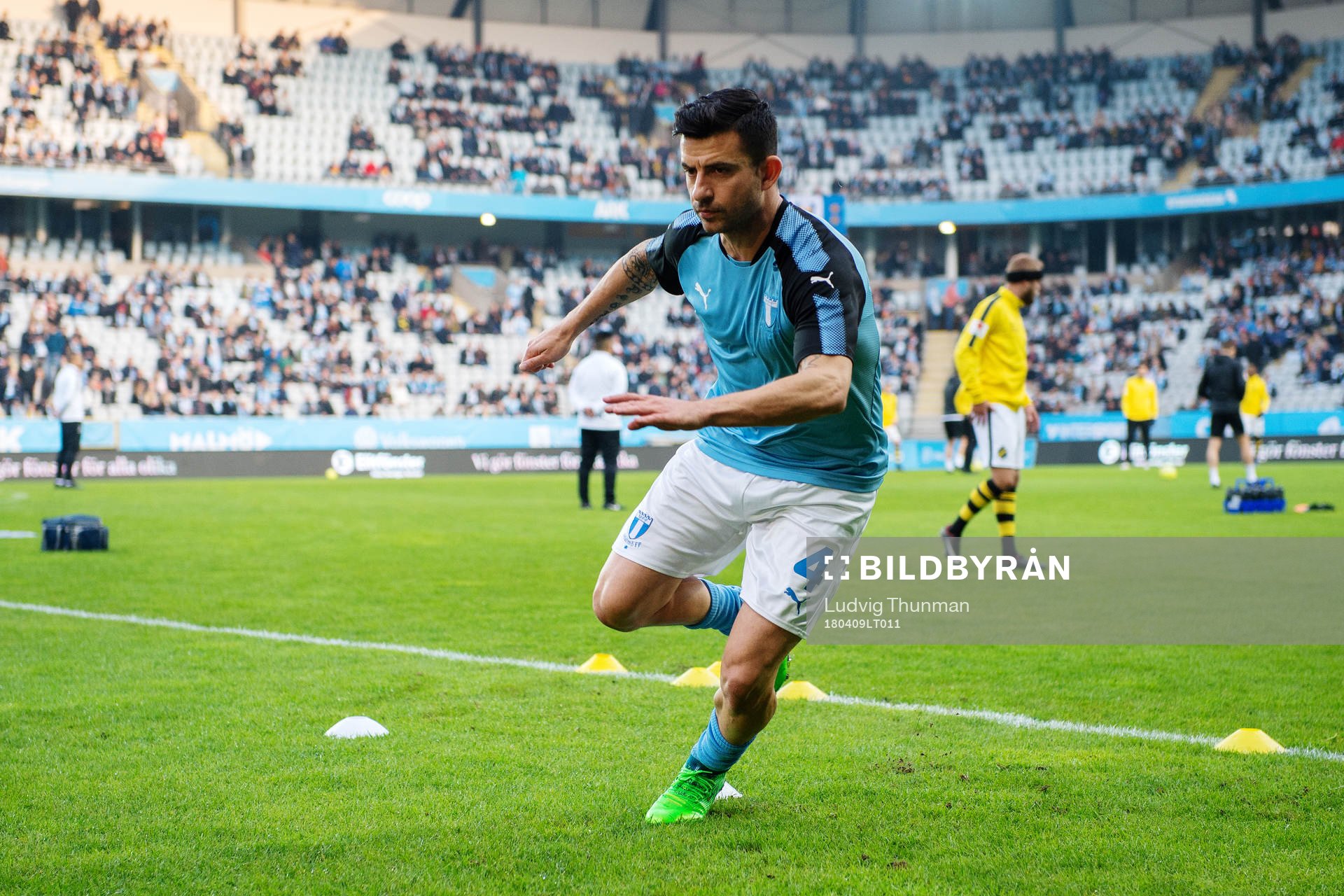 Malmö FFs Behrang Safari värmer upp
