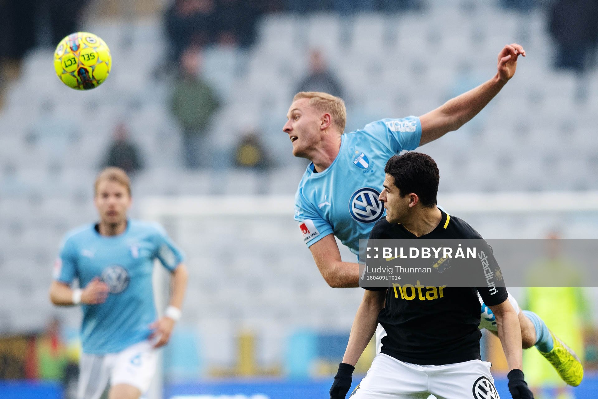 s Nabil Bahoui och Malmö FFs målvakt Franz Brorsson