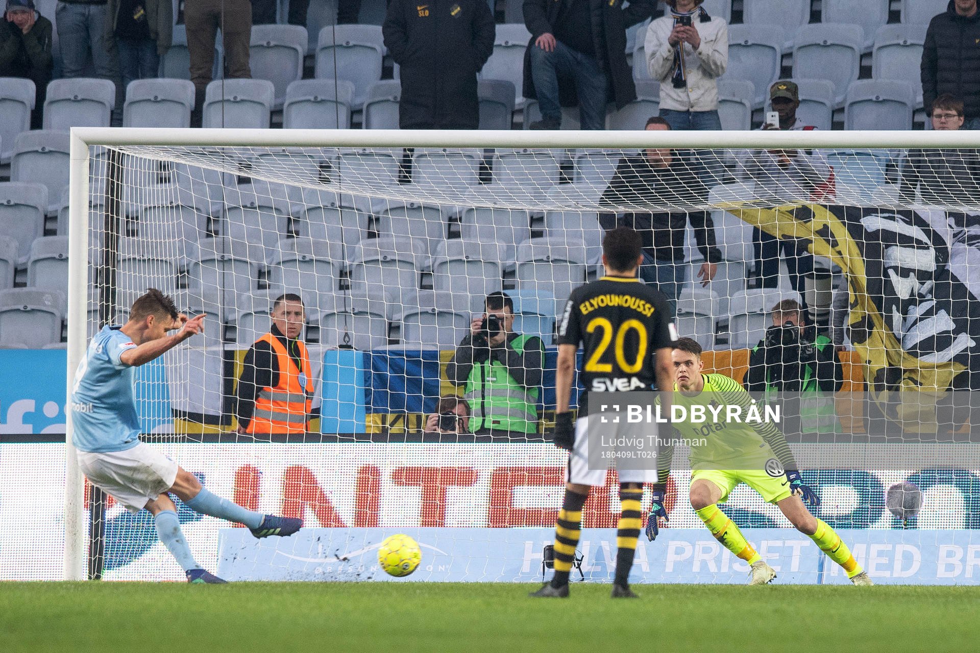s Rasmus Lindkvist gör 1-1 på straff bakom AIK:s målvakt