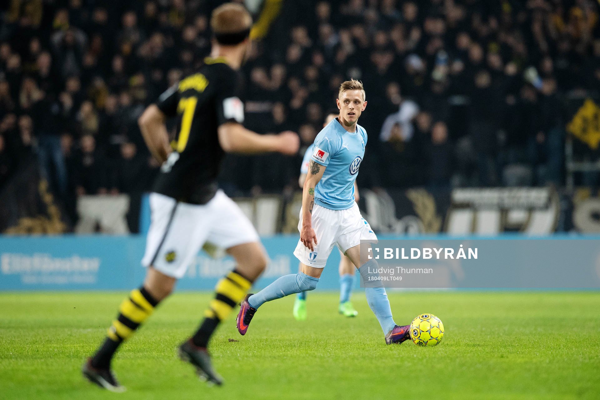 Malmö FFs Sören Rieks driver bollen
