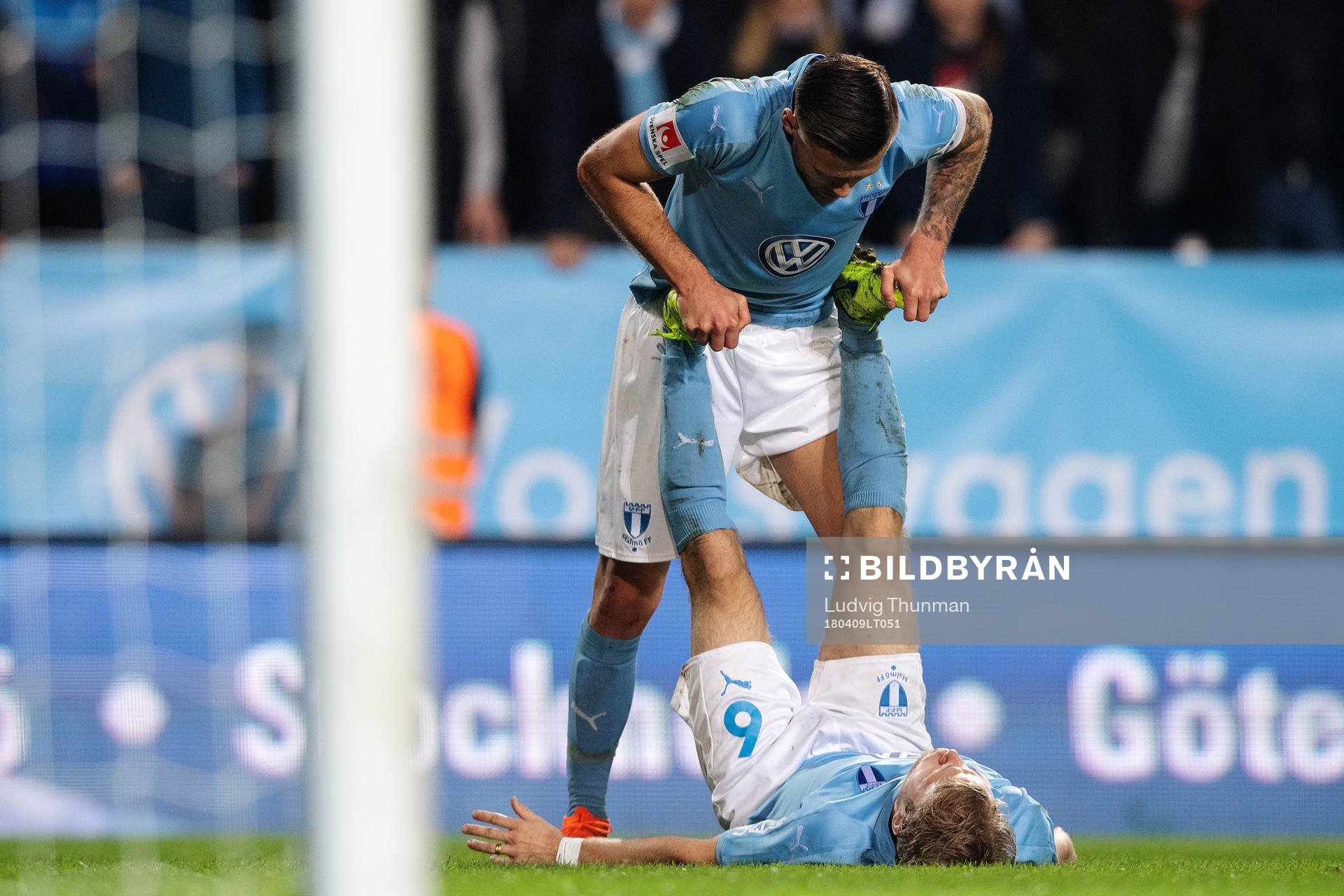Malmö FFs Arnór Ingvi Traustason stretchar Oscar Lewicki