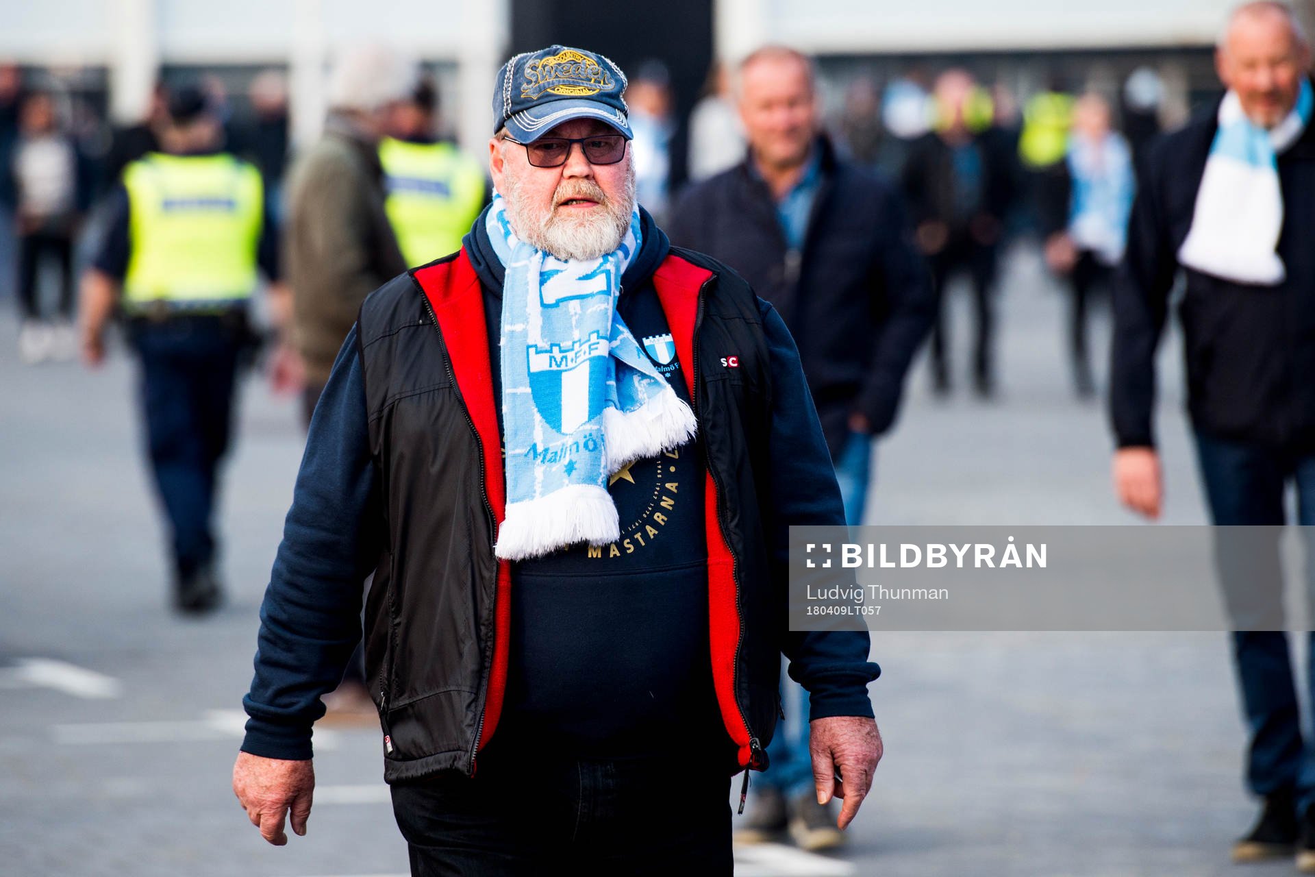 En Malmö FFs supporter påväg till fotbollsmatchen i