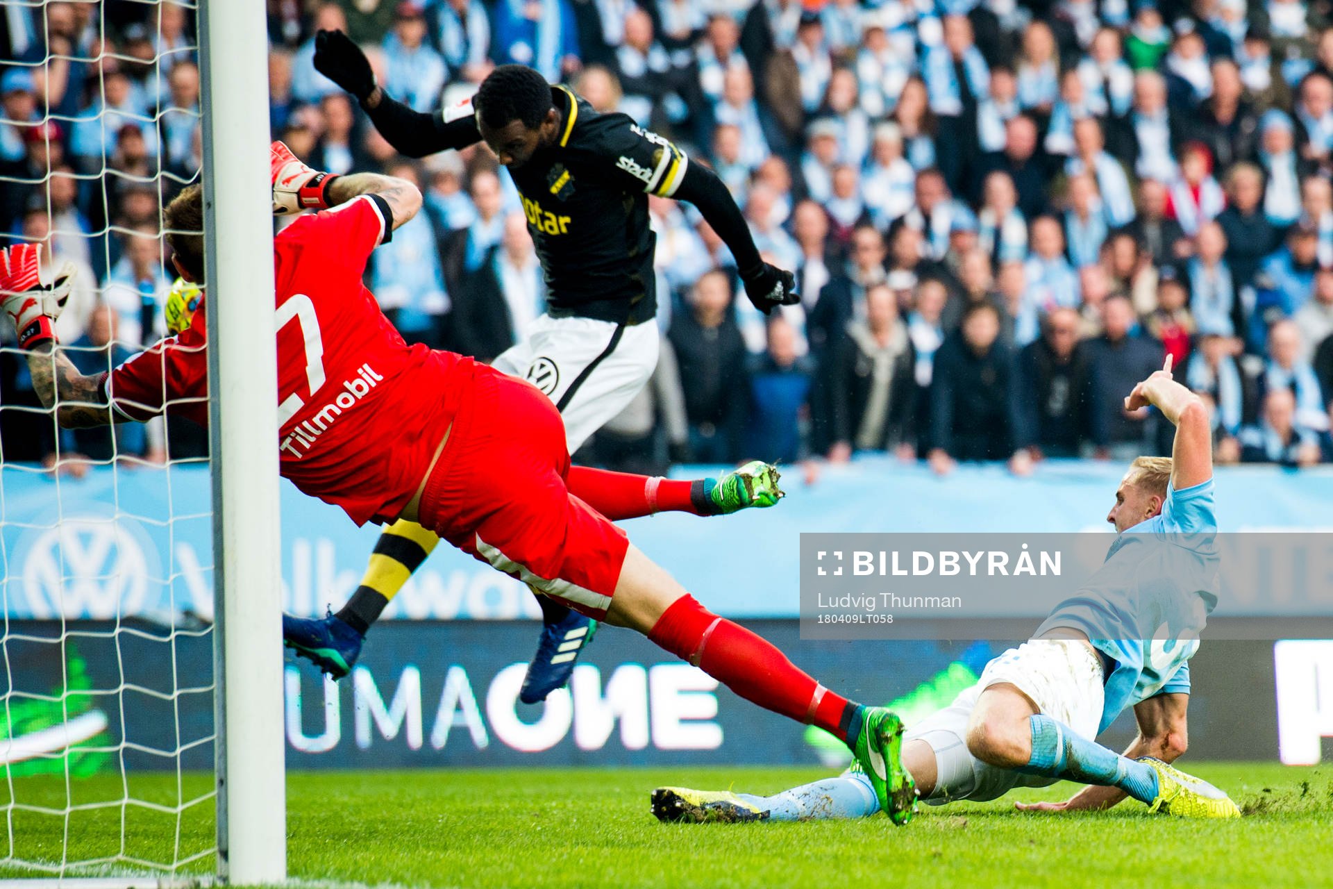 s Henok Goitom gör 0-1 bakom Malmö FFs målvakt Johan