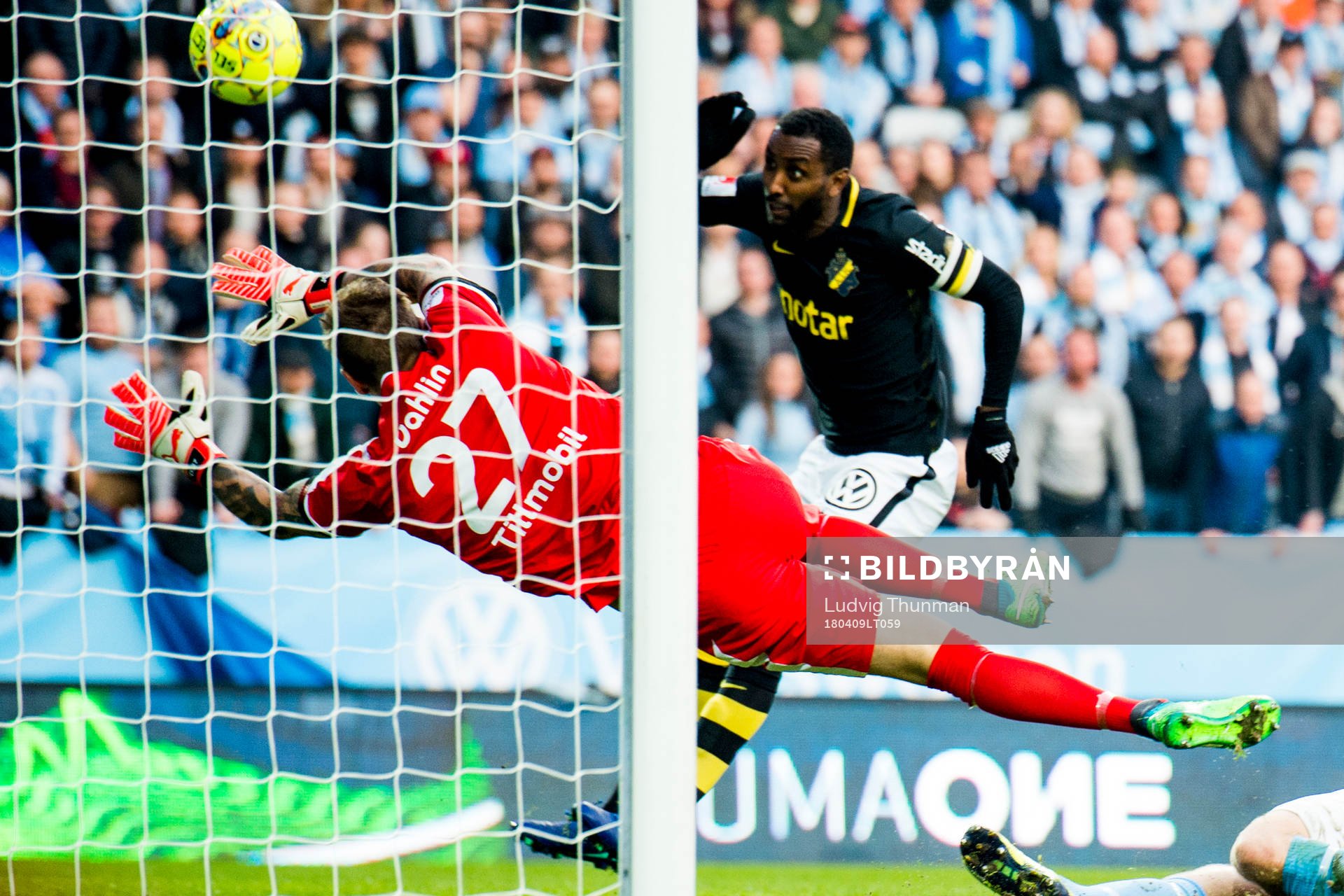 s Henok Goitom gör 0-1 bakom Malmö FFs målvakt Johan