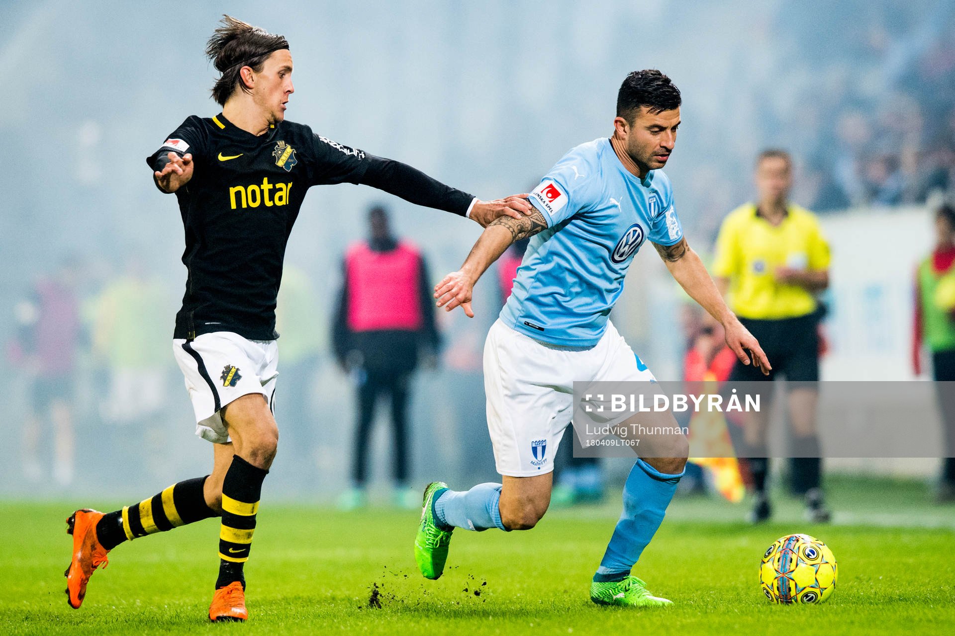 s Kristoffer Olsson jagar Malmö FFs Behrang Safari