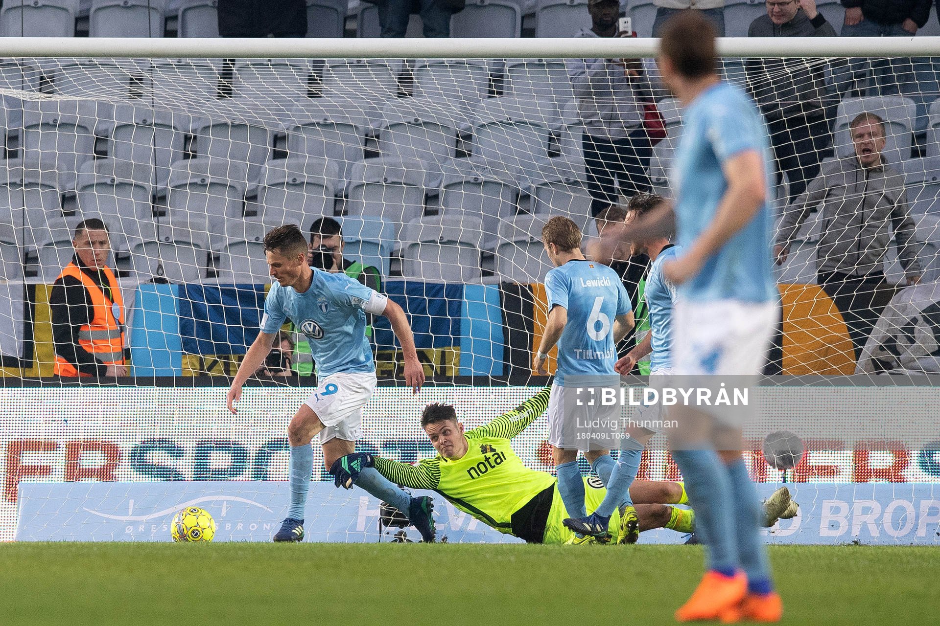 Malmö FFs Markus Rosenberg tar bollen framflr AIK:s målvakt Oscar Linnér efter Malmö FFs 1-1-mål under fotbollsmatchen i Allsvenskan mellan Malmö FF och AIK den 9 april 2018 i Malmö.