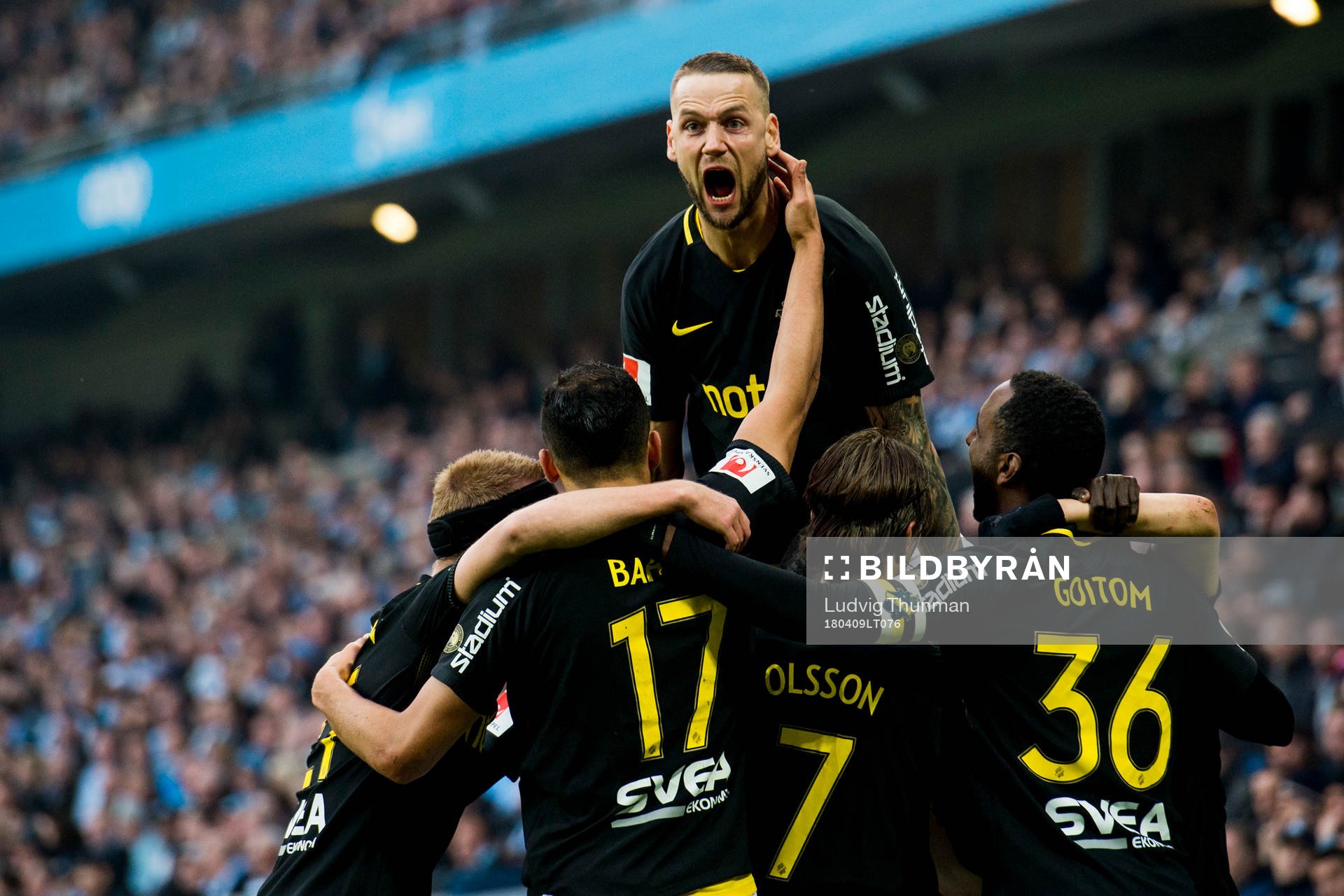 s Alexander Milosevic jublar med lagkamraterna