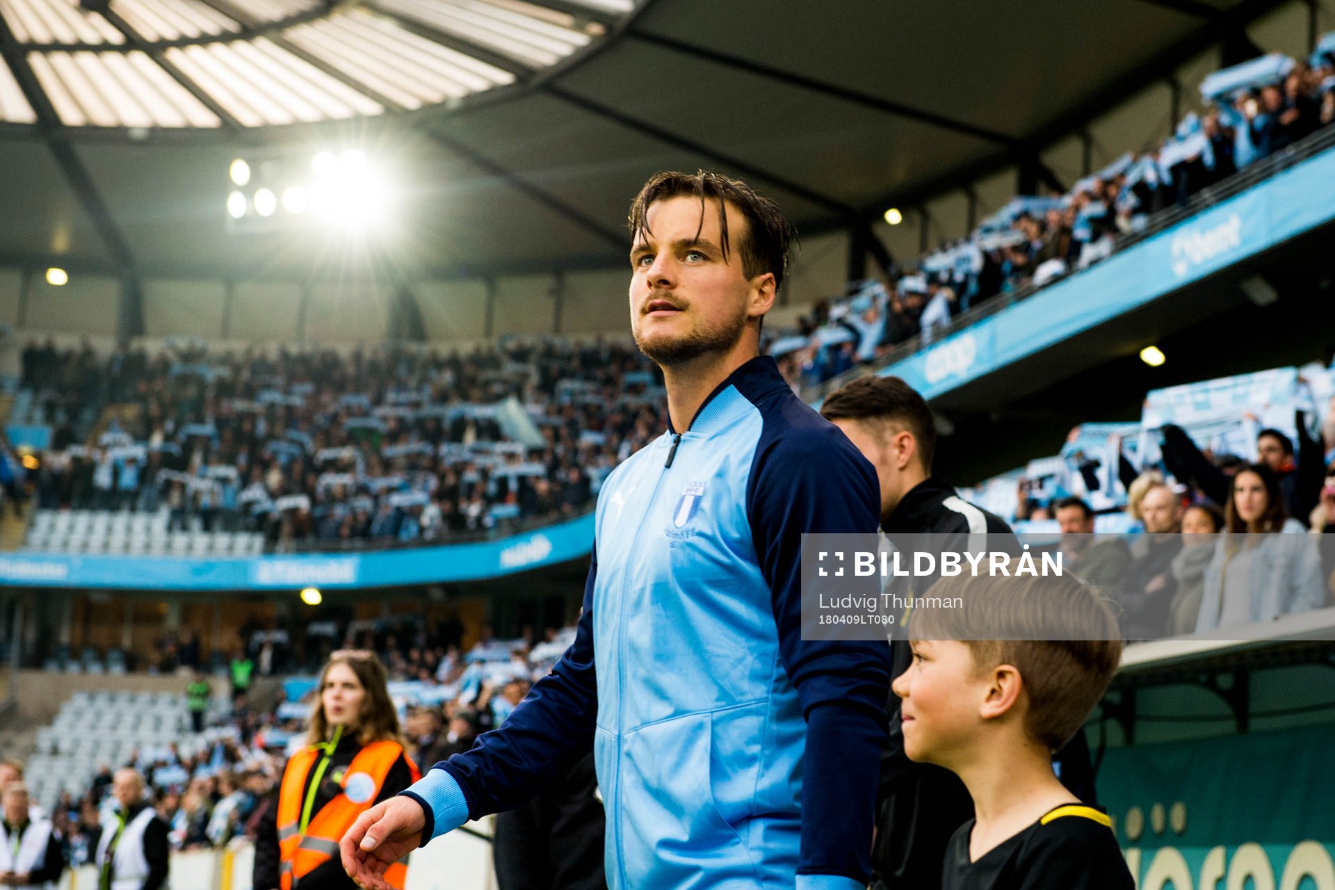 Malmö FFs Eric Larsson kommer ut till fotbollsmatchen i