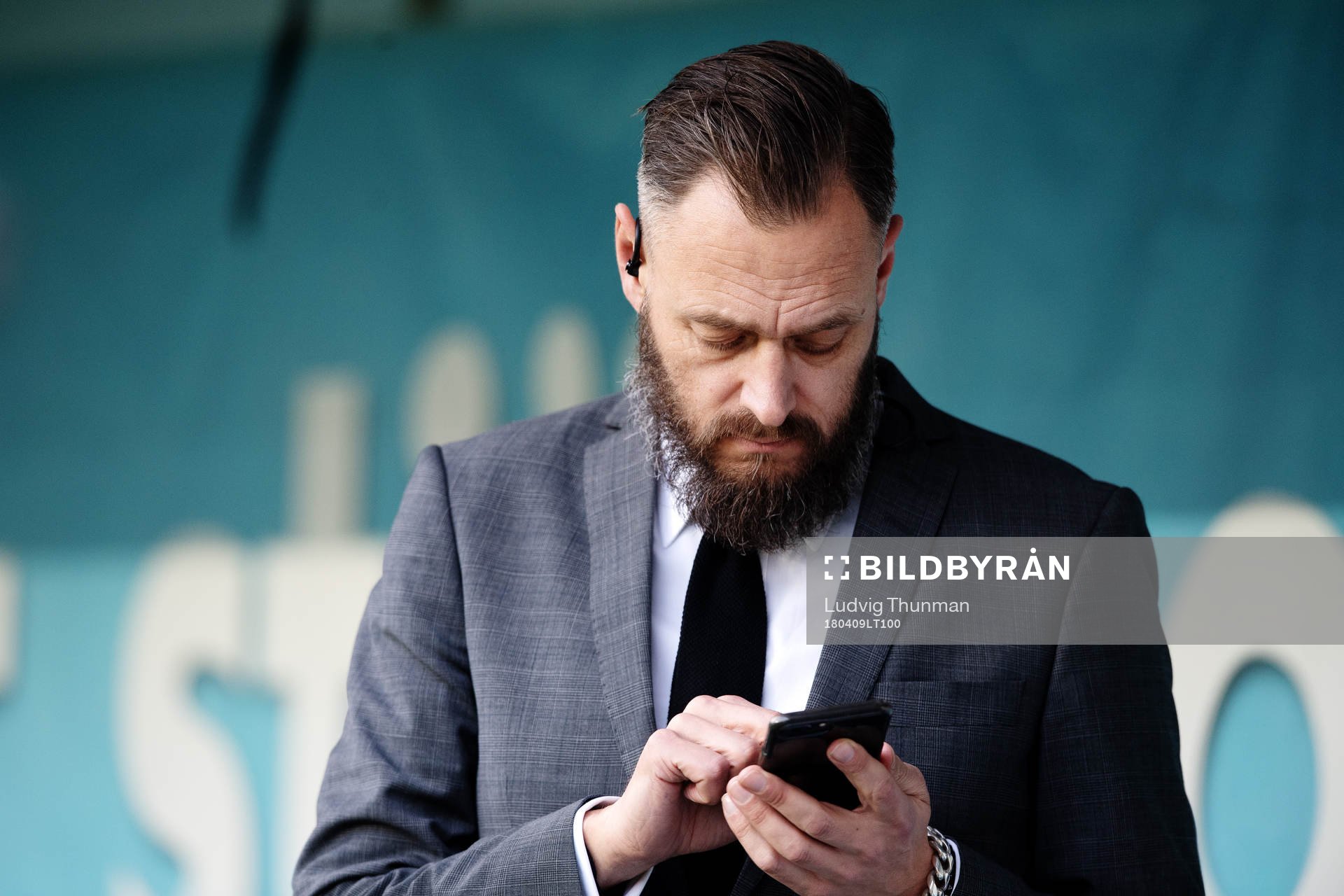 Fotbollskanalens Olof Lundh tittar på sin mobiltelefon