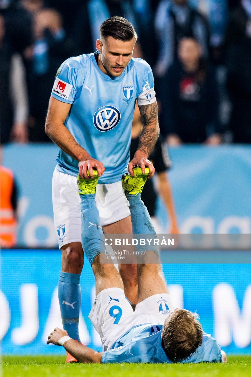 Malmö FFs Arnór Ingvi Traustason stretchar Oscar Lewicki