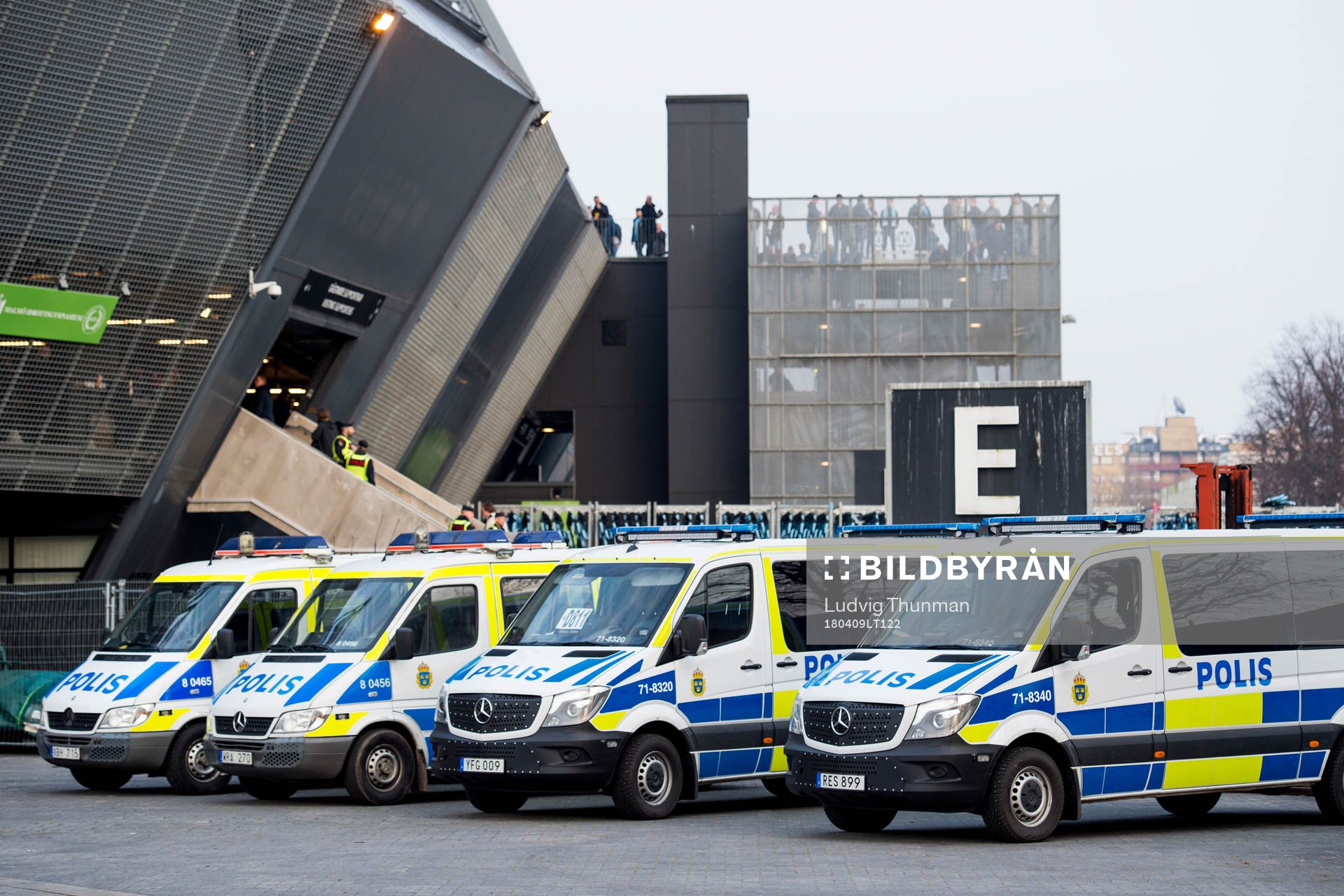 Polisbilar står uppställda vid ingången bortastå