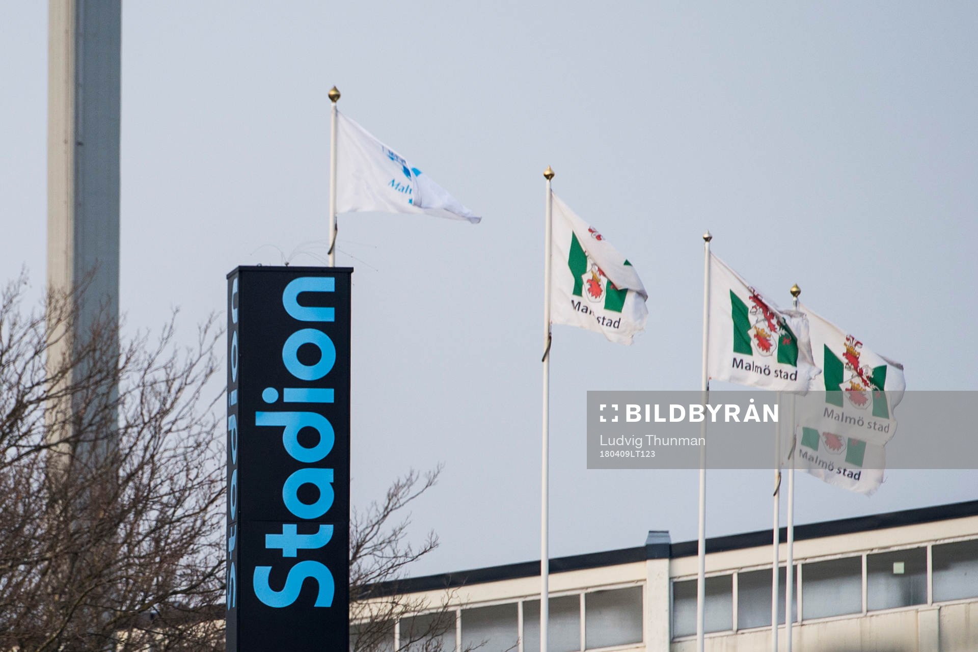 Skylt för Stadion och flaggor för Malmö Stad