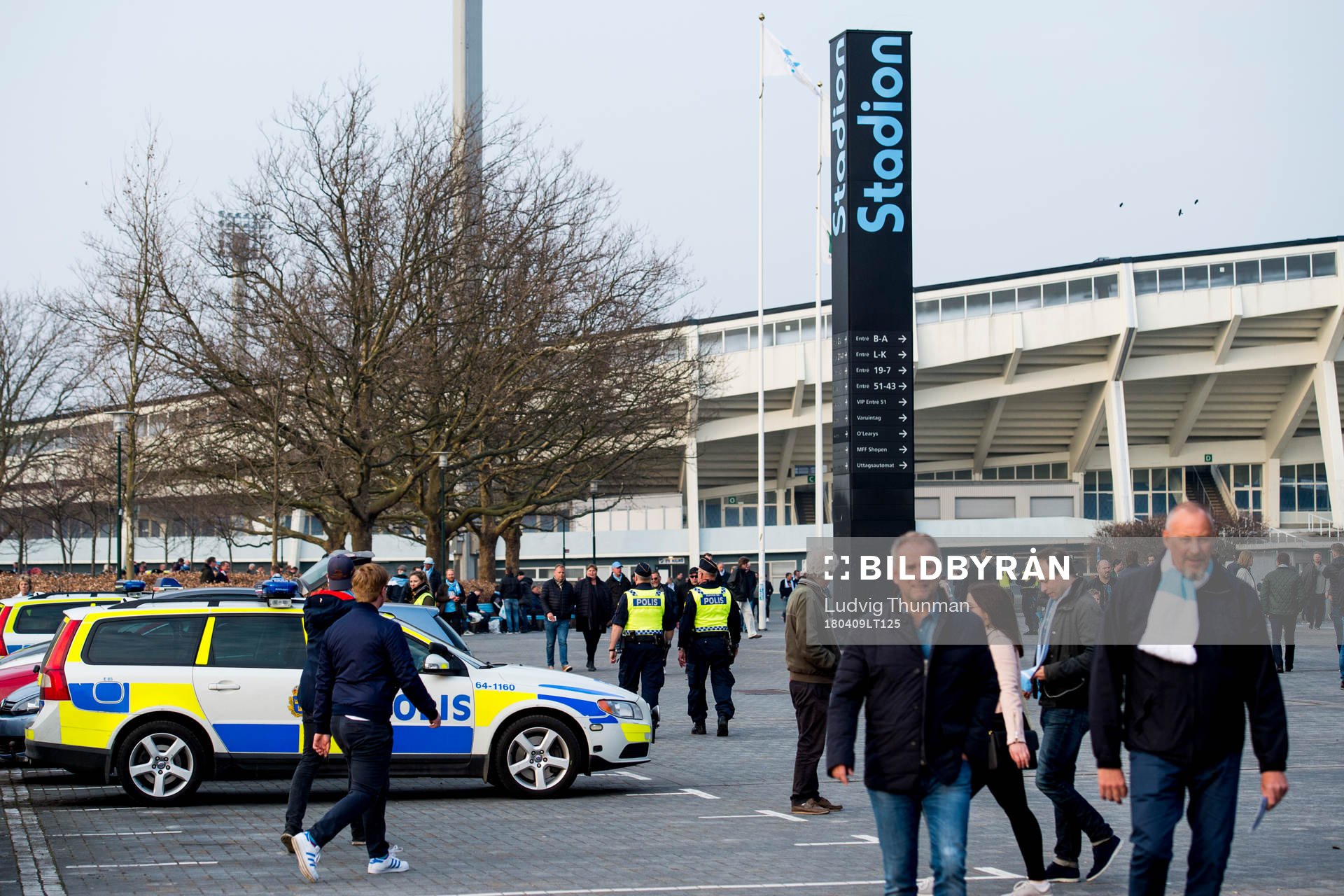 Åskådare i rörelse utanför Stadion