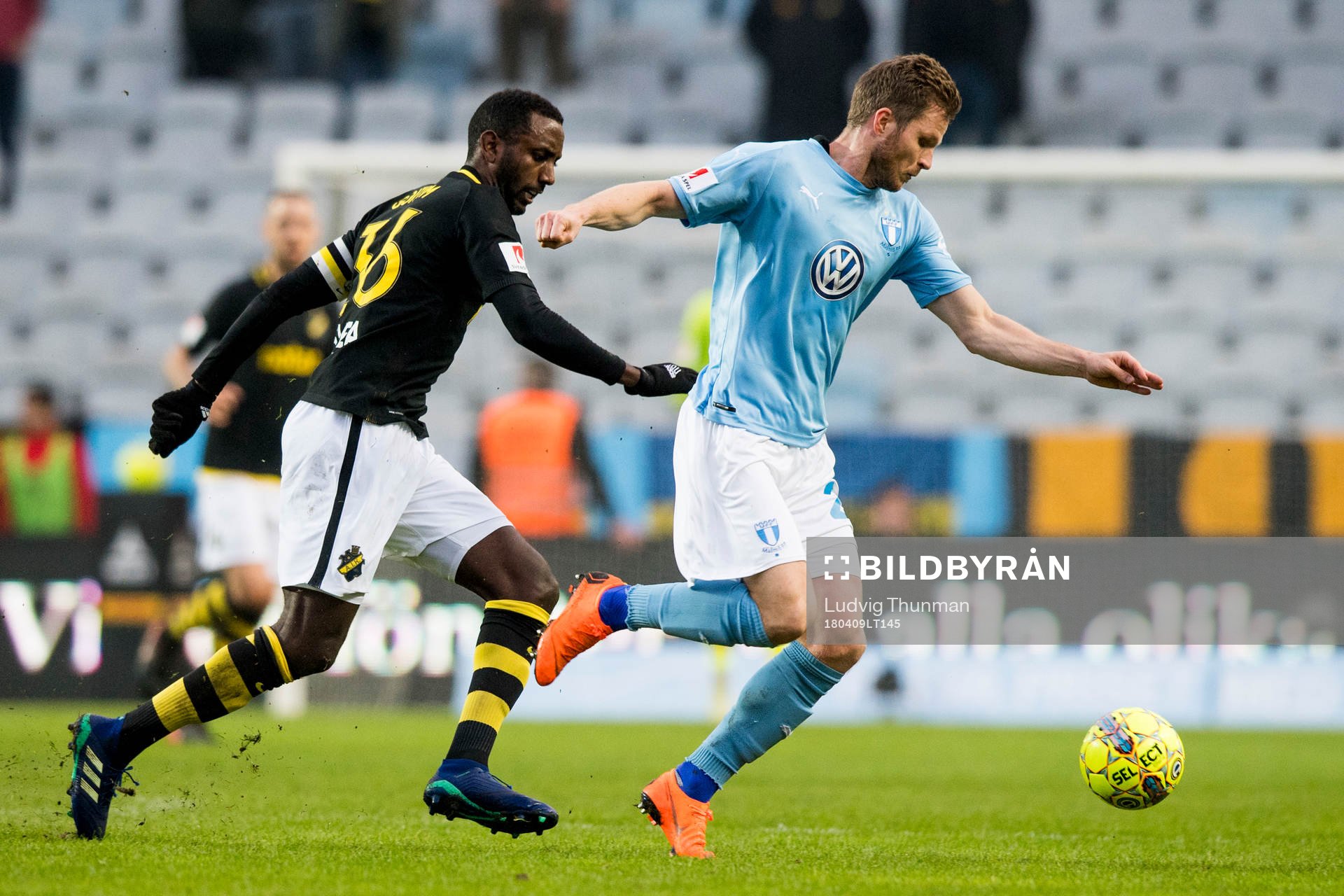 s Henok Goitom jagar Malmö FFs Lasse Nielsen