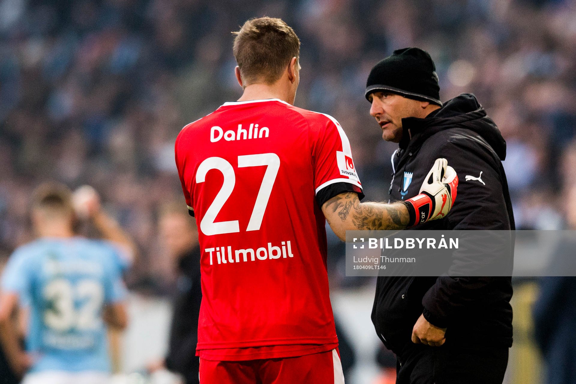 Malmö FFs målvakt Johan Dahlin i samtal med