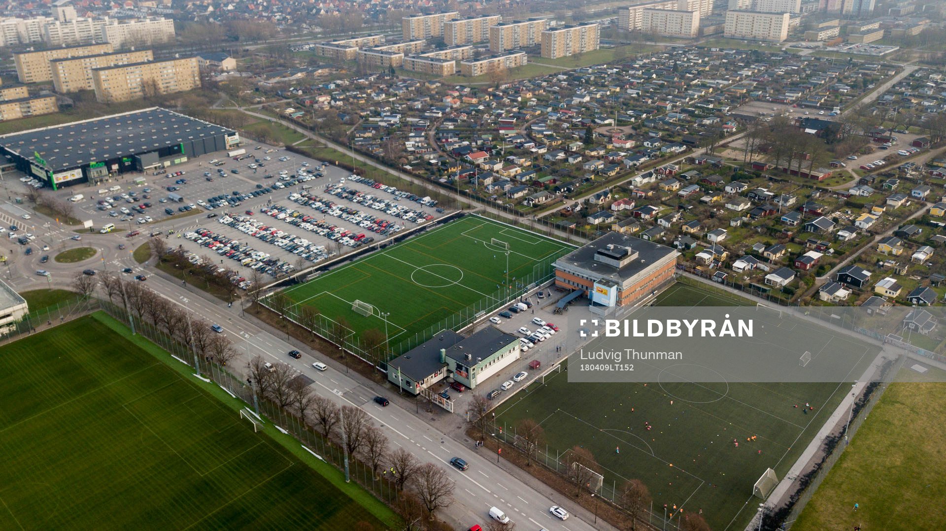 Drönarvy över Stora Coop Stadion och träningsplanerna