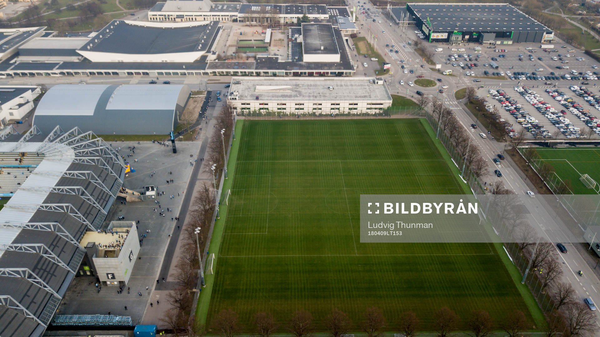 Drönarvy över hyrbridplanen vid stadion