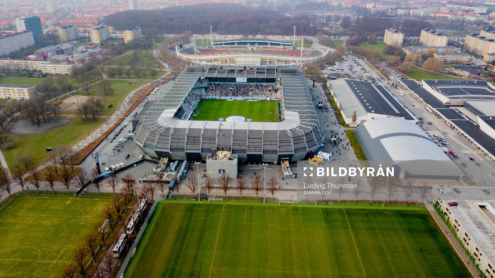 Drönarvy över Stadion och hybridplanen