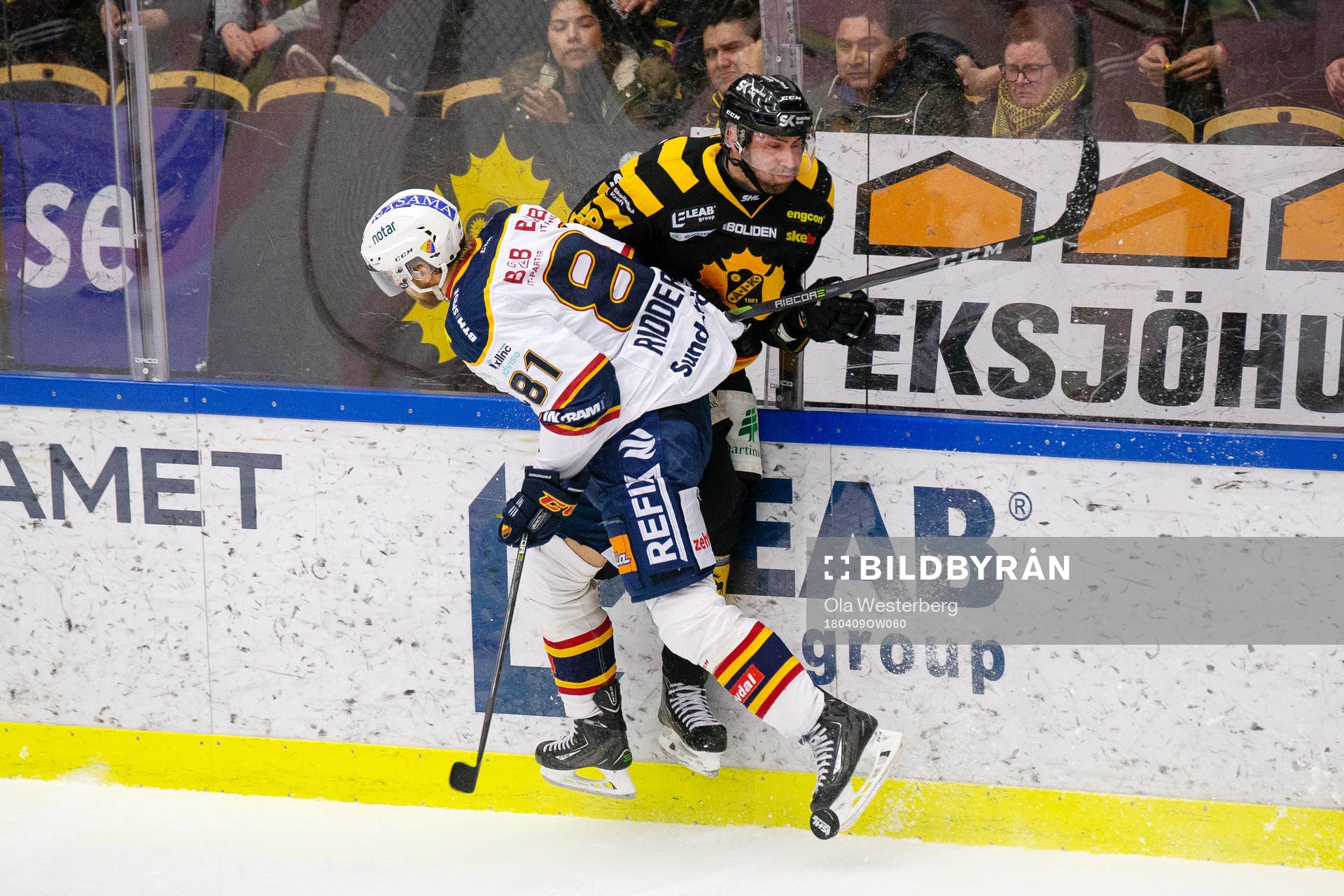 Djurgårdens Calle Ridderwall tacklar Skellefteås Johan Alm