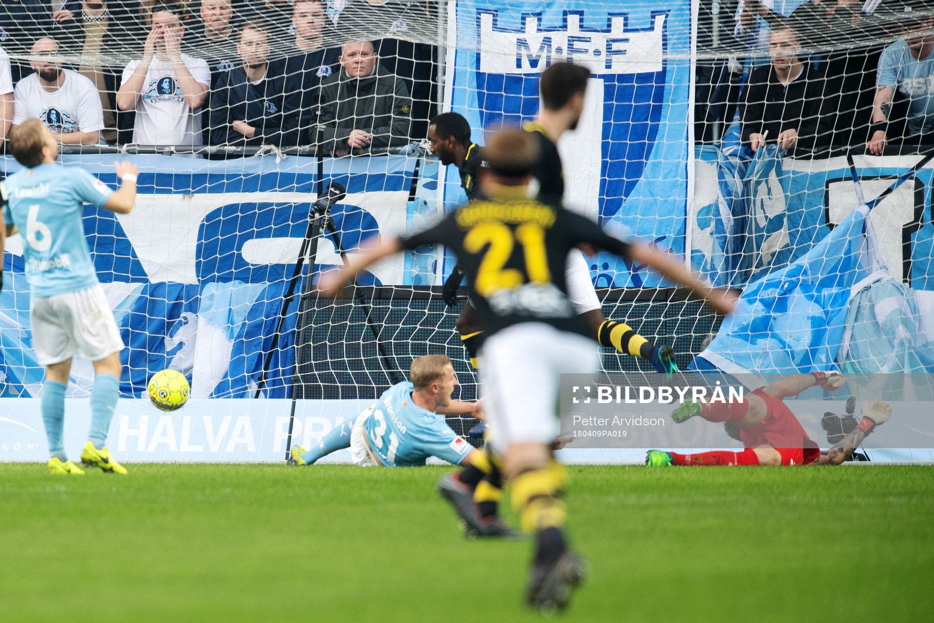 s Henok Goitom gör 0-1-målet bakom Malmö FFs målvakt