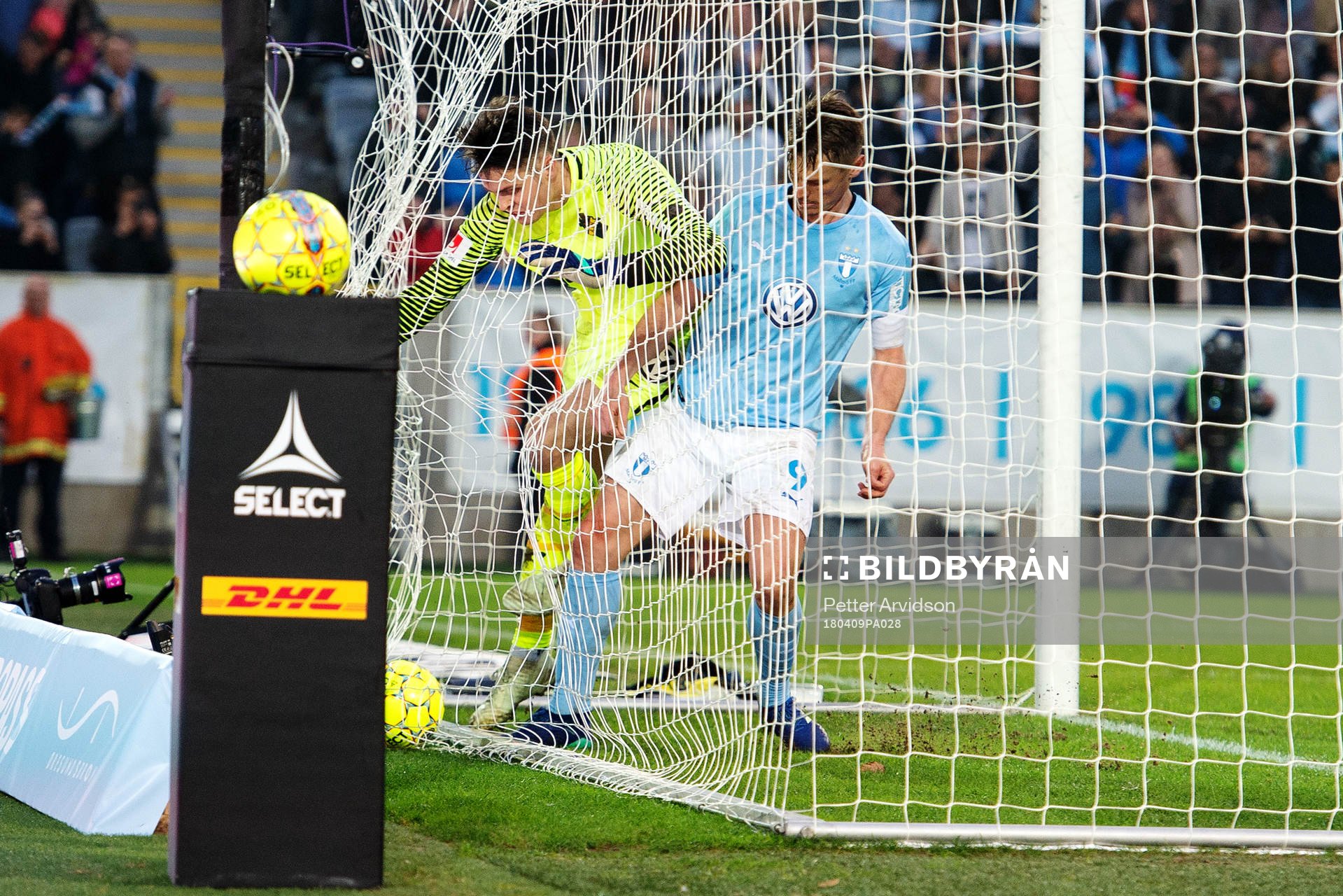 s målvakt Oscar Linnér och Malmö FFs Markus Rosenberg i