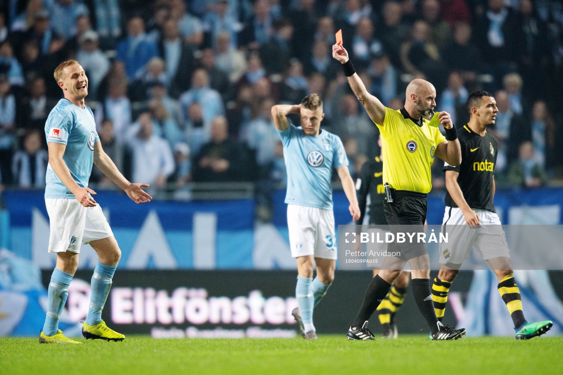 Malmö FFs Franz Brorsson får rött kort av domren Stefan