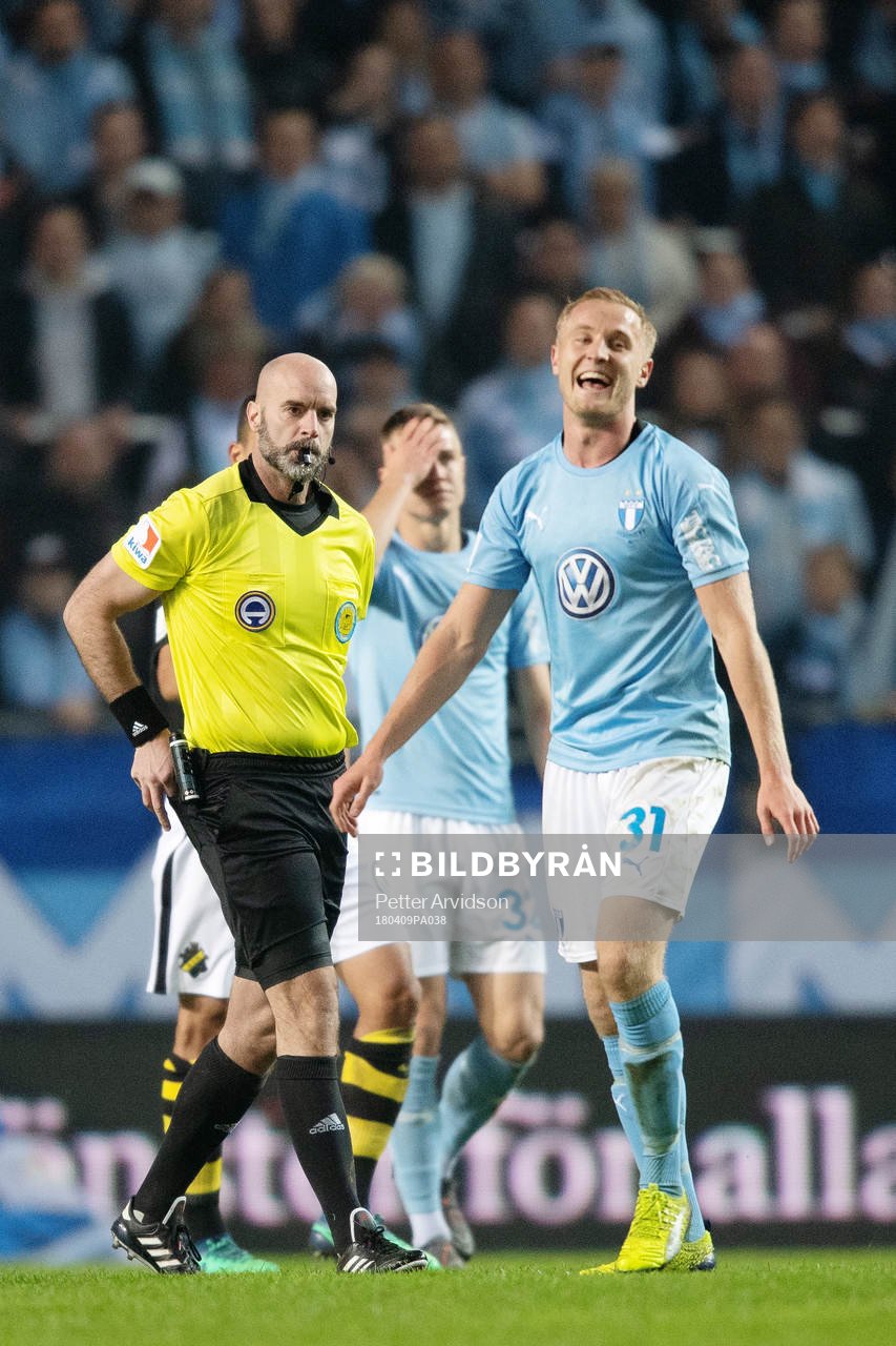 Malmö FFs Franz Brorsson reagerar mot domaren Stefan
