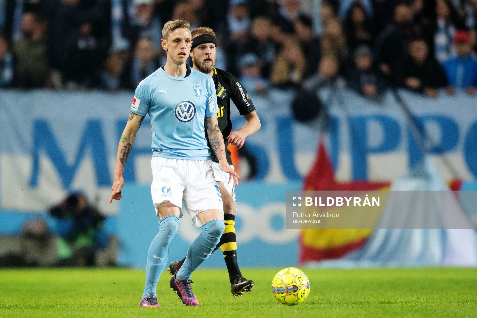 Malmö FFs Sören Rieks driver bollen under fotbollsmatchen i Allsvenskan mellan Malmö FF och AIK den 9 april 2018 i Malmö.