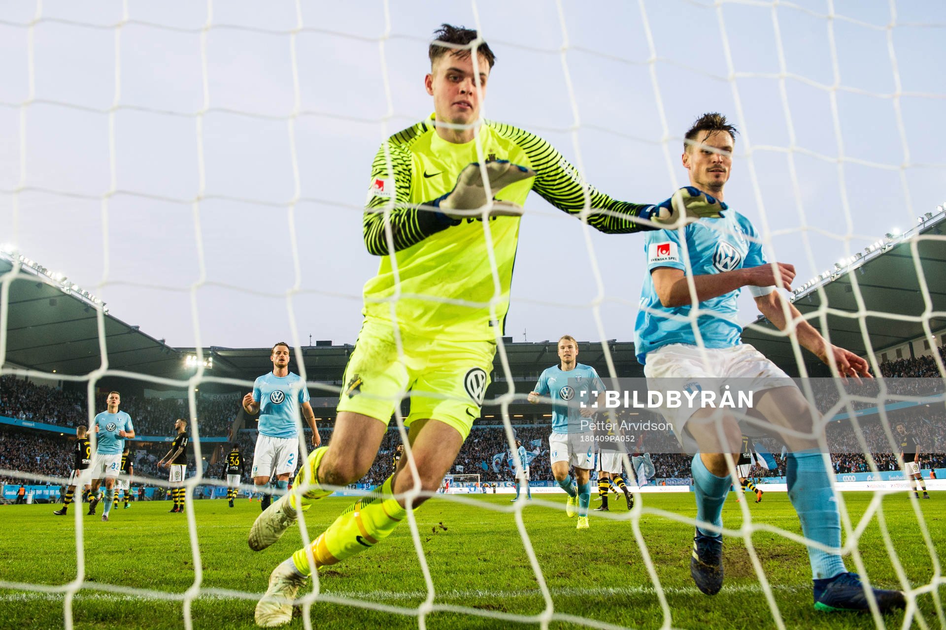 s målvakt Oscar Linnér och Malmö FFs Markus Rosenberg i