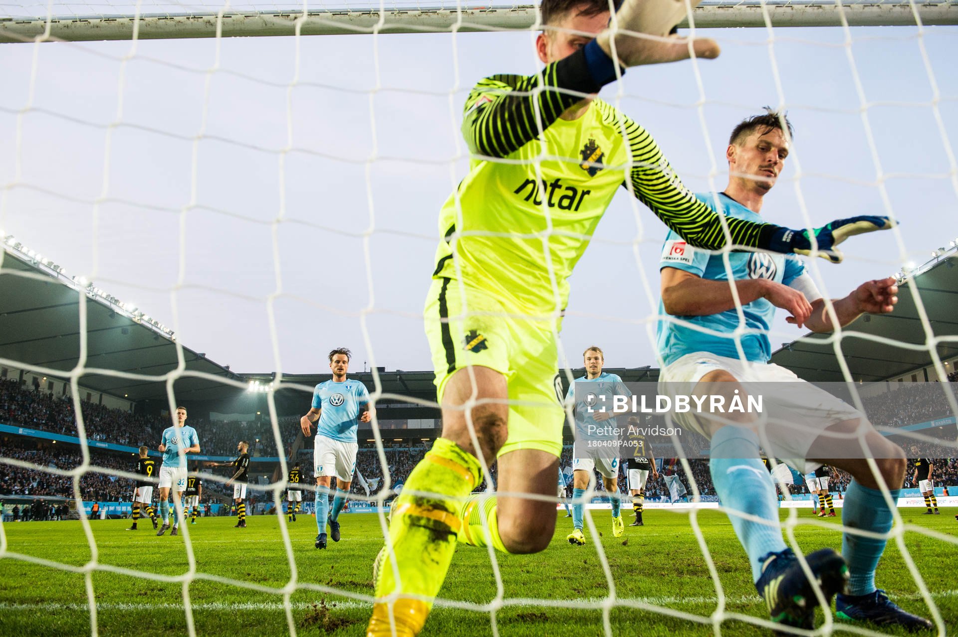 s målvakt Oscar Linnér och Malmö FFs Markus Rosenberg i