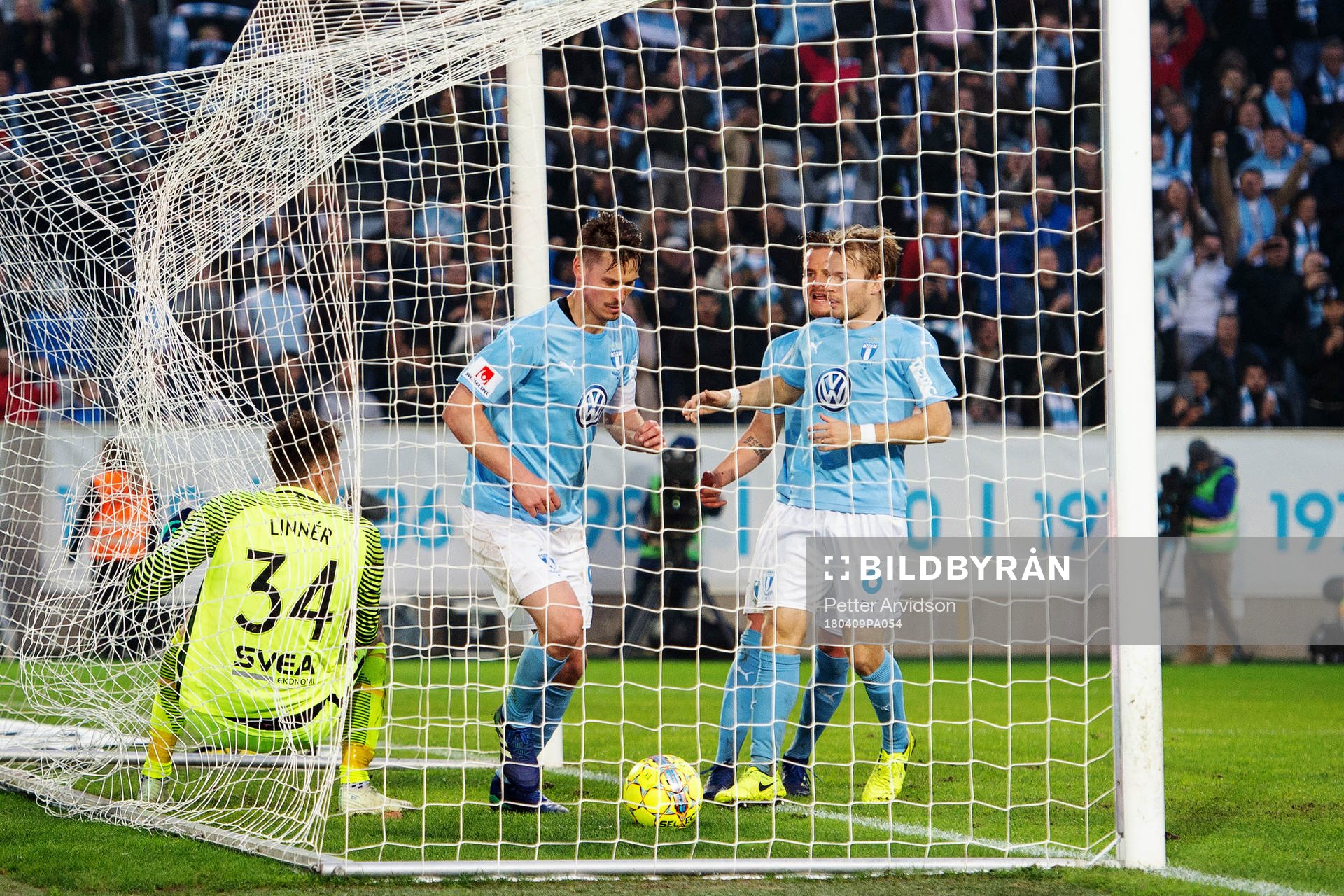 Malmö FFs Markus Rosenberg tar bollen inne i AIK:s målvakt Oscar Linnér mål efter Malmö FFs 1-1-kvittering under fotbollsmatchen i Allsvenskan mellan Malmö FF och AIK den 9 april 2018 i Malmö.