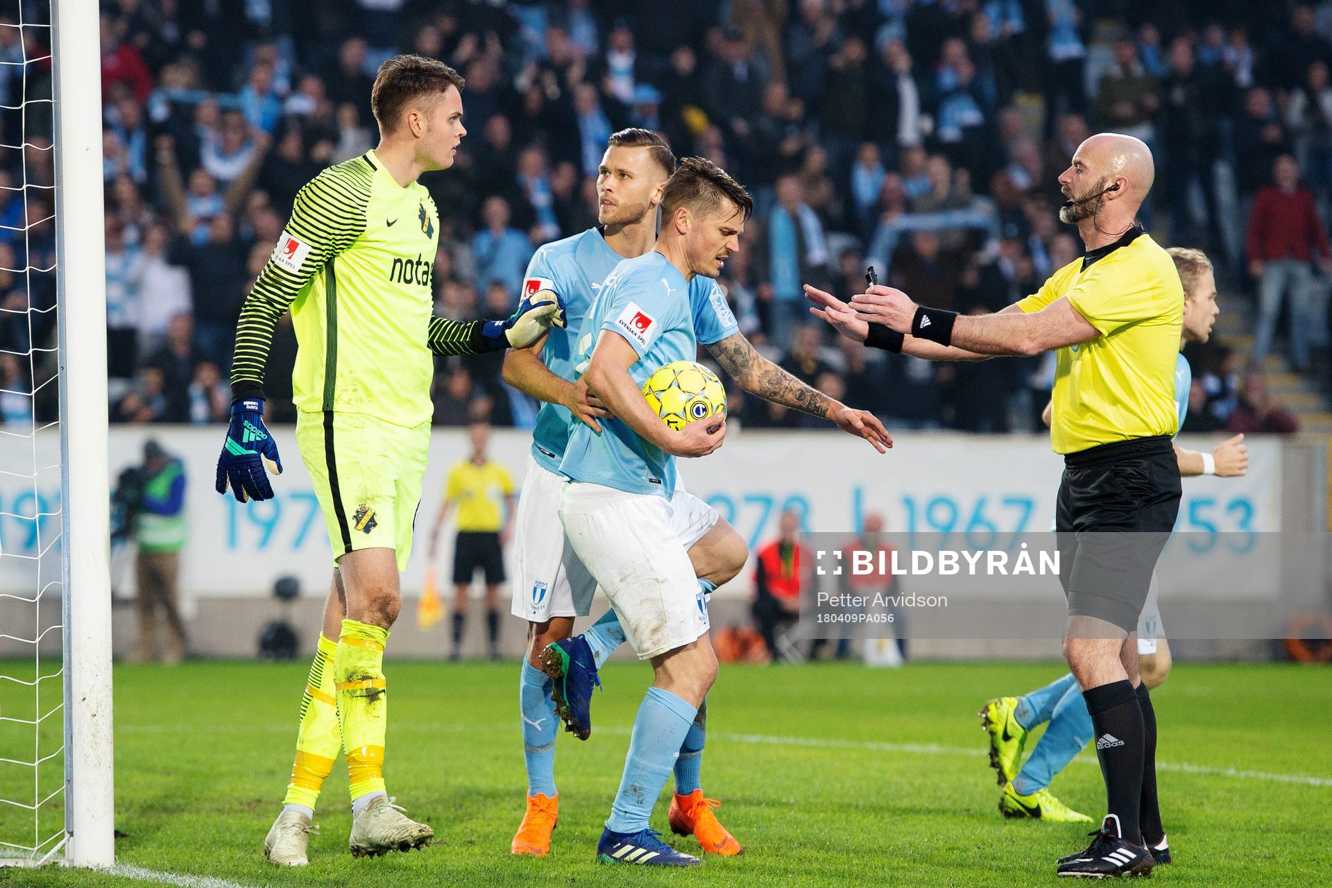 Malmö FFs Markus Rosenberg och målvakt Oscar Linnér i en