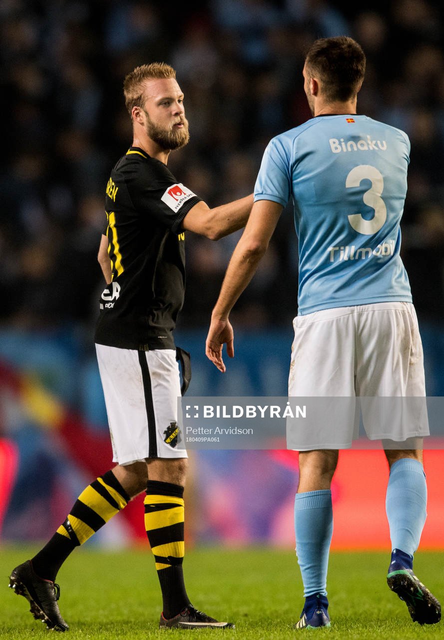 s Daniel Sundgren tackar Malmö FFs Egzon Binaku