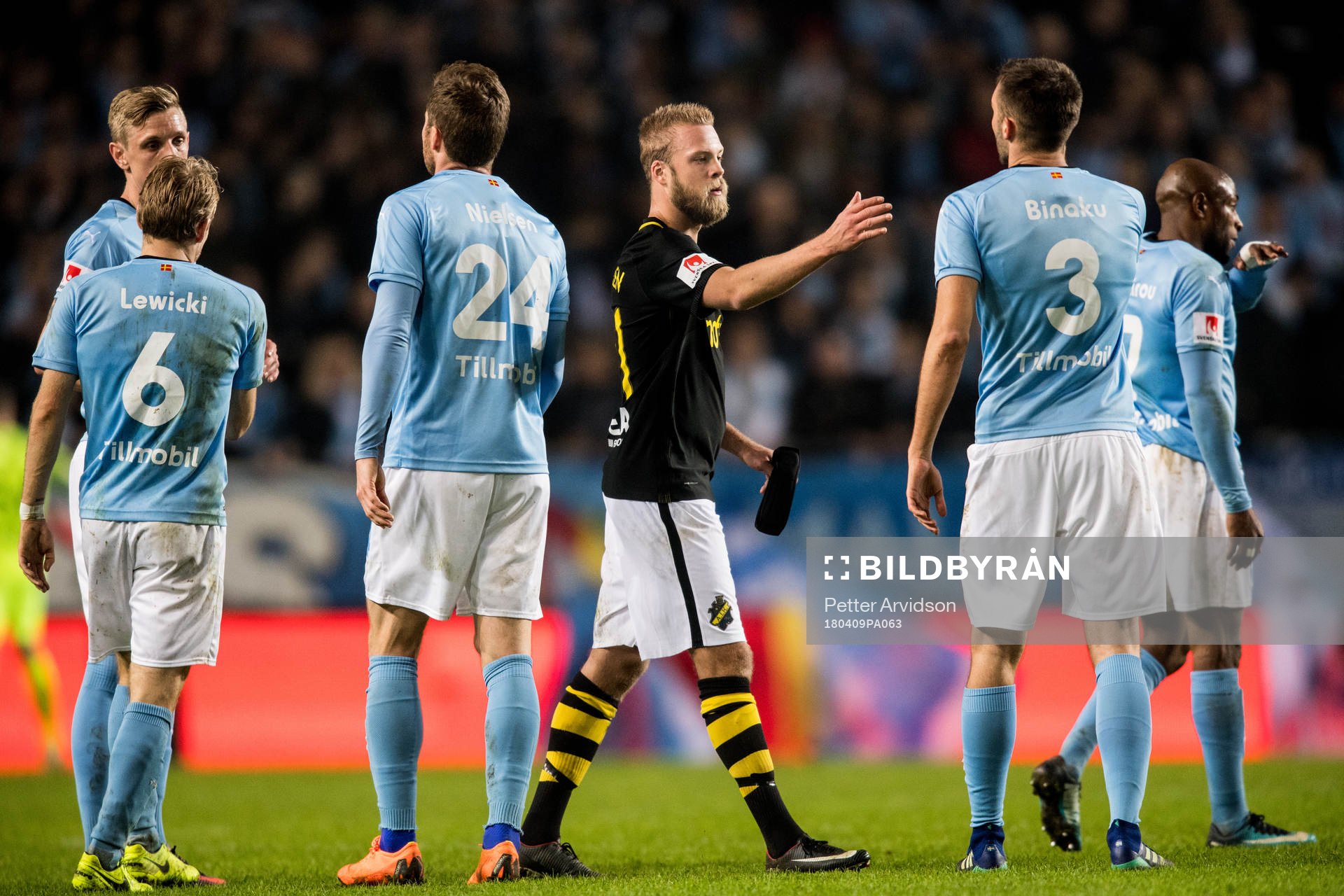 s Daniel Sundgren tackar Malmö FFs spelare