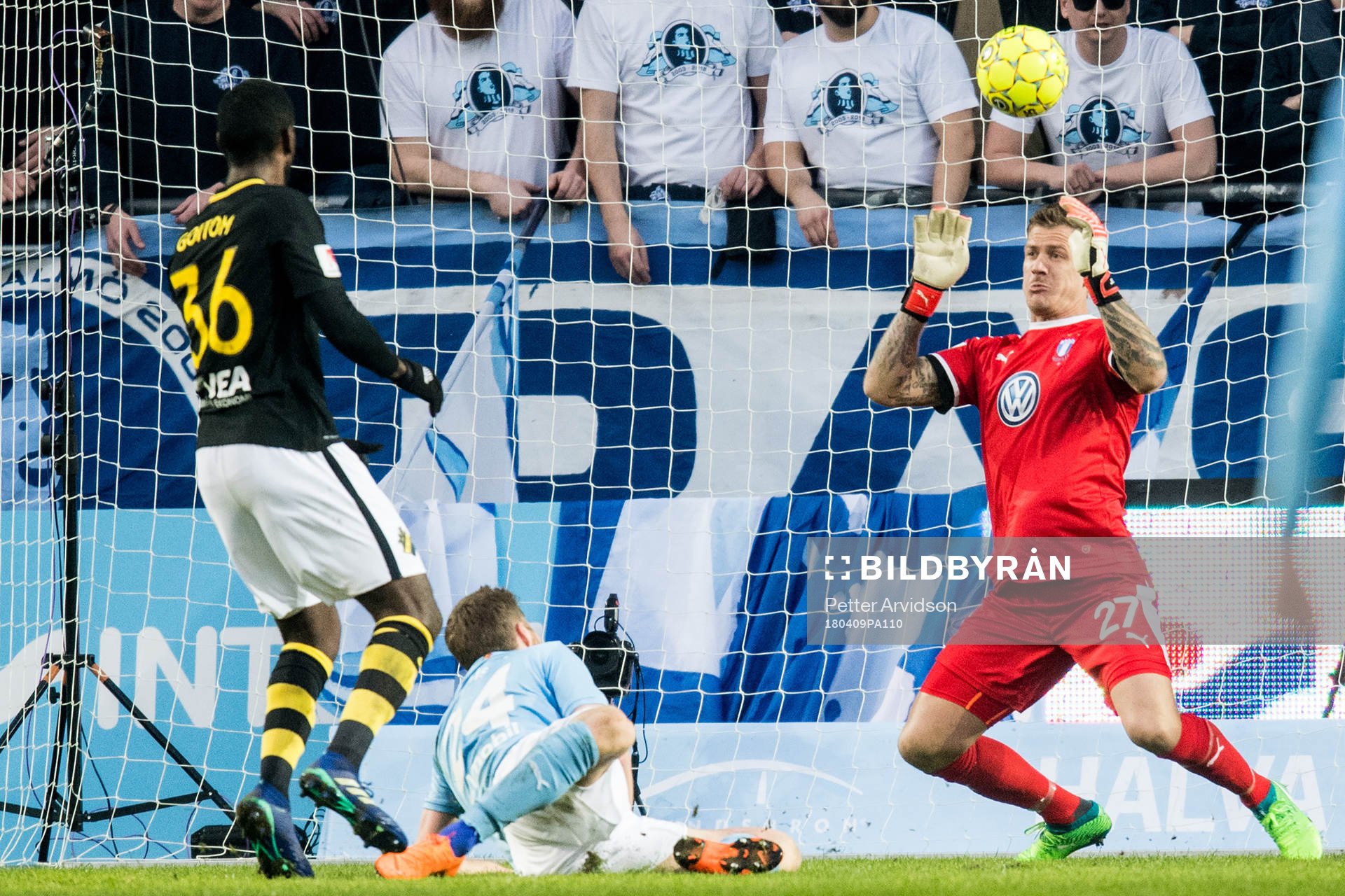 AIK:s Henok Goitom skjuter mot Malmö FFs målvakt Johan Dahlin under fotbollsmatchen i Allsvenskan mellan Malmö FF och AIK den 9 april 2018 i Malmö.