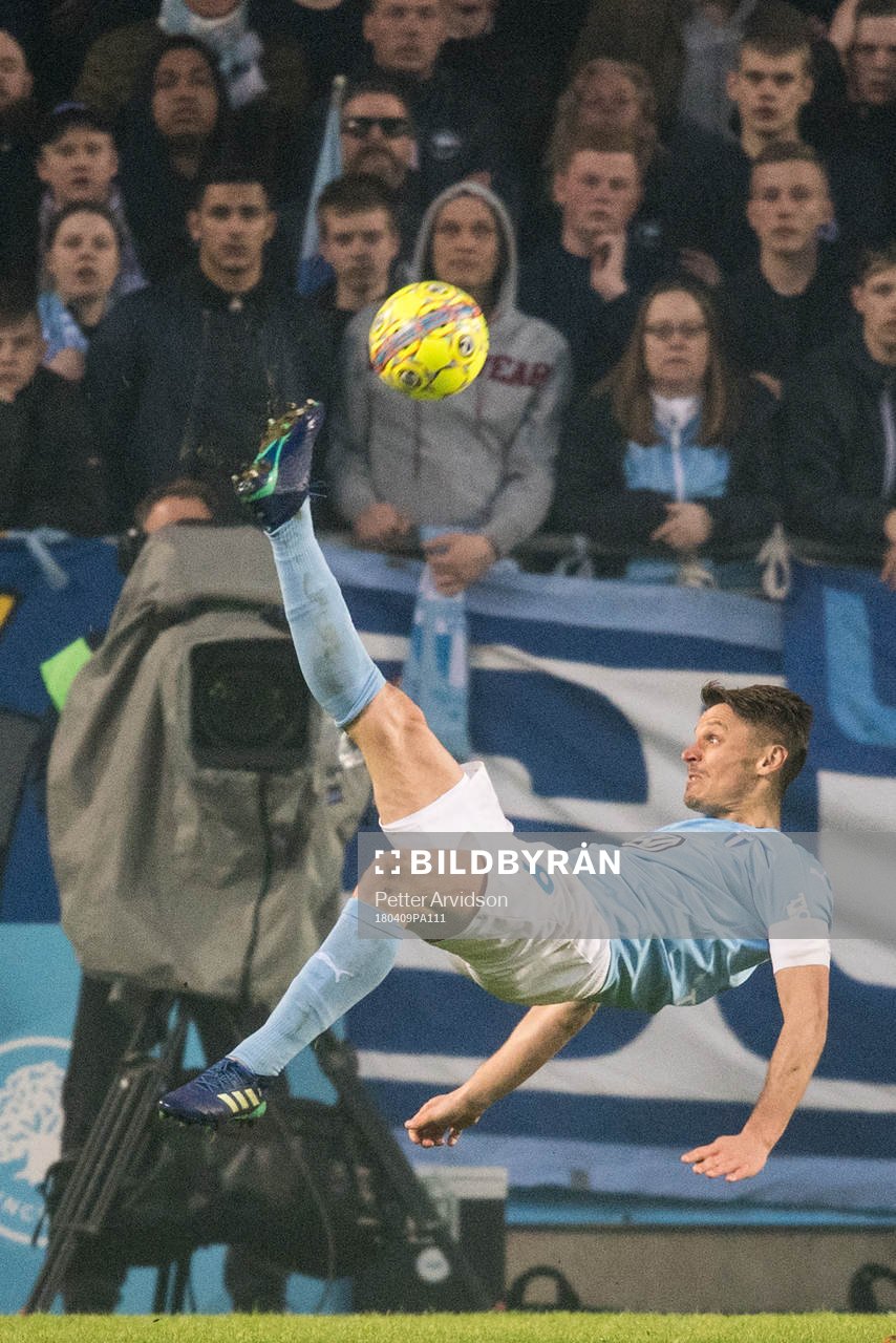 Malmö FFs Markus Rosenberg försöker sig på en cykelspark