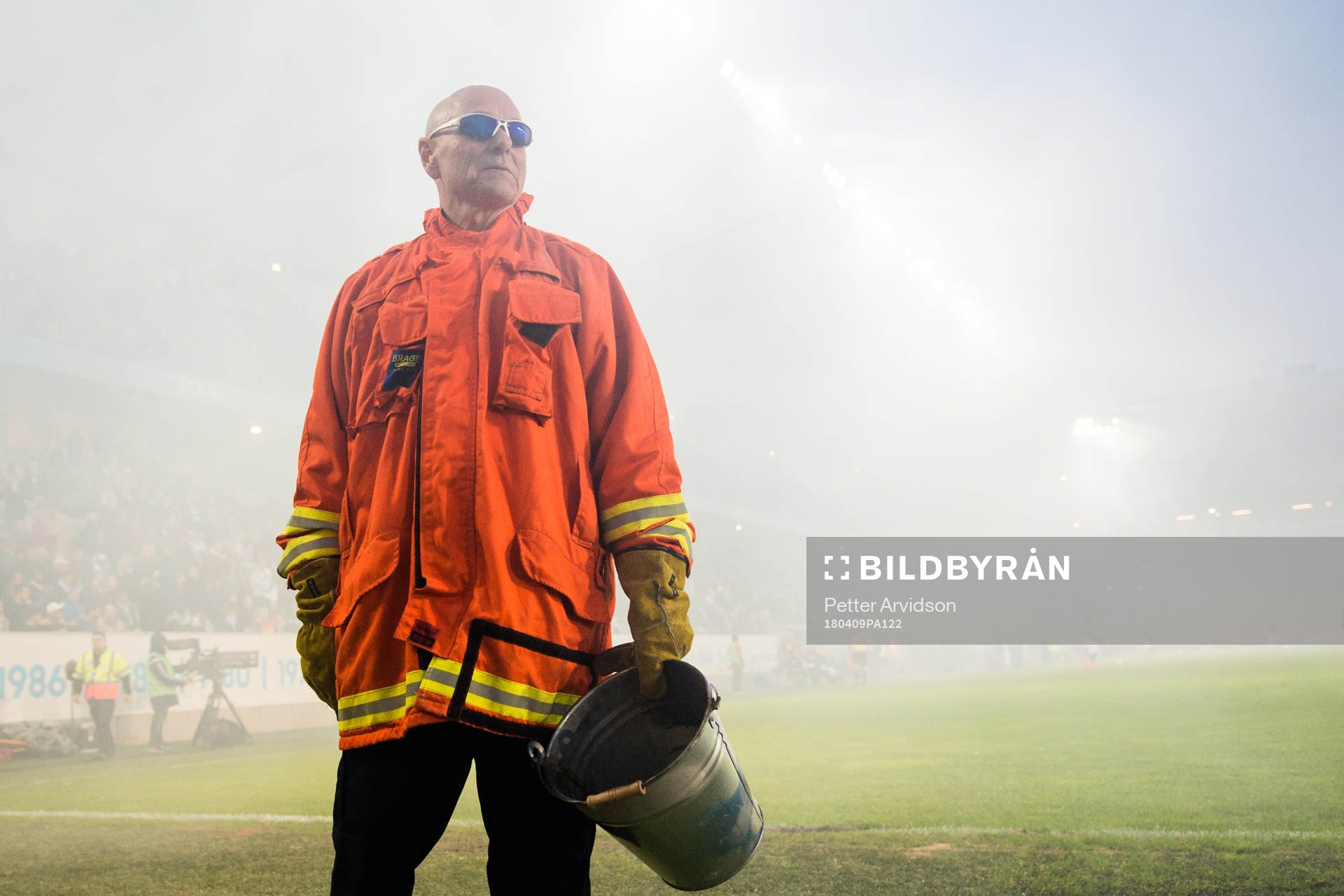 En brandman i bengalrök