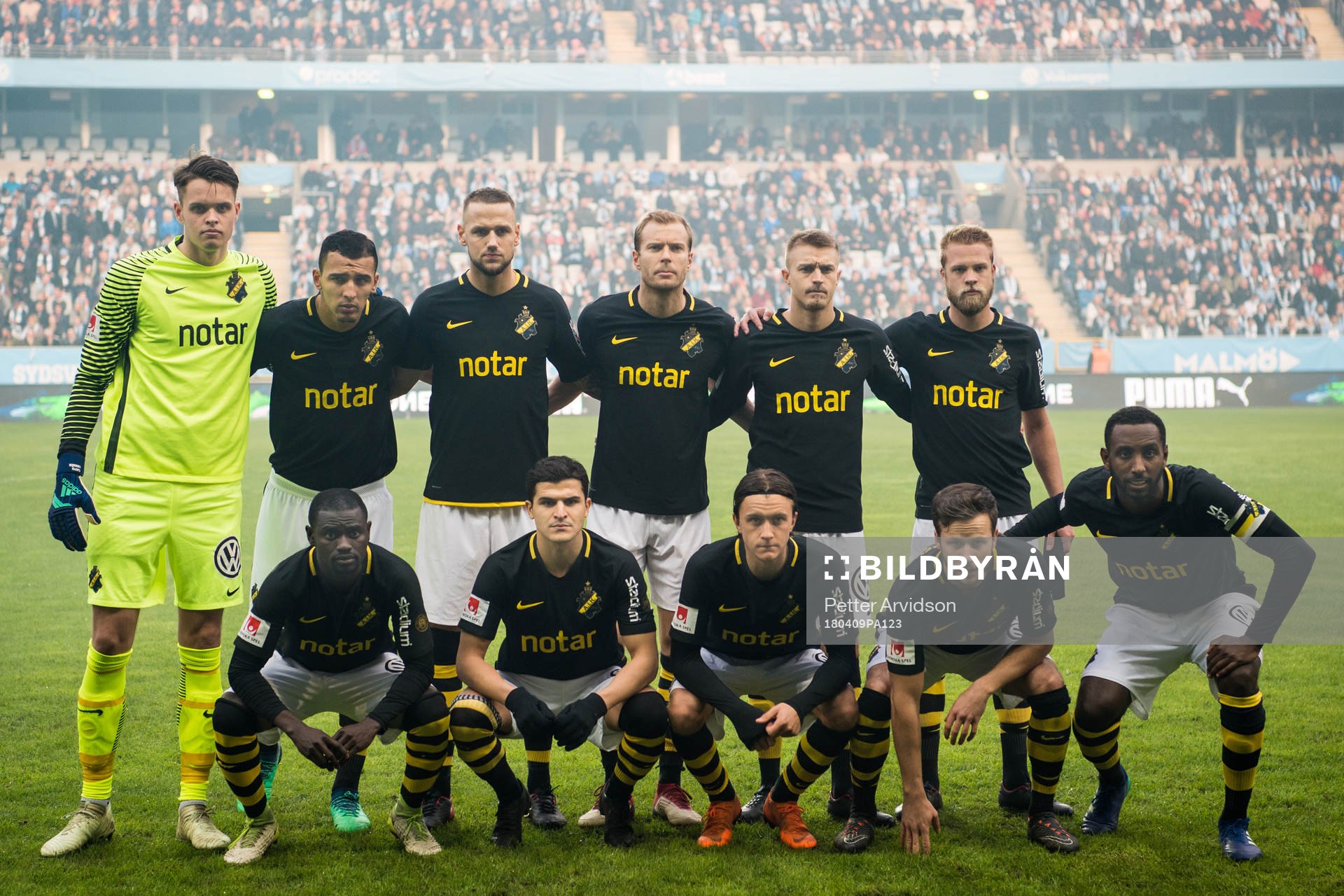 s startelva ställer upp för en lagbild